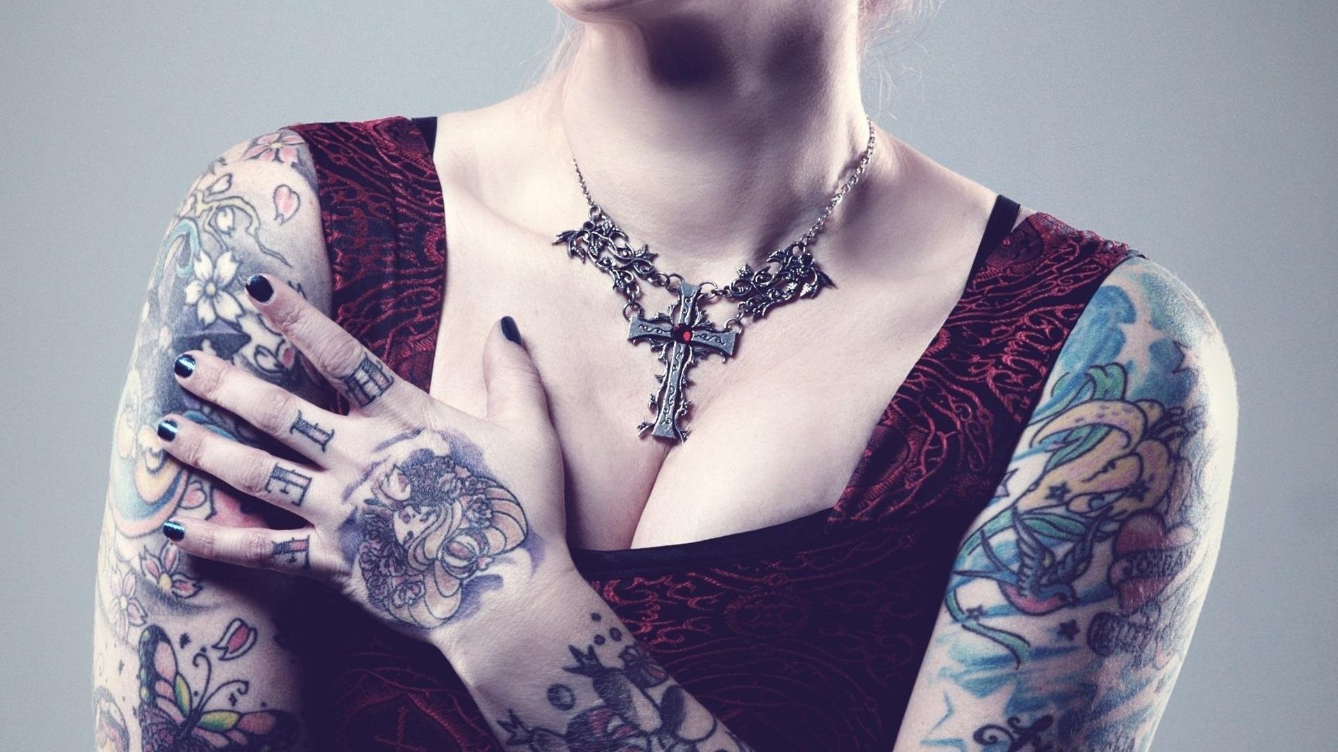 Donna tatuata, Braccia tatuate, Collana con croce, Mani tatuate, sfondo Windows 11
