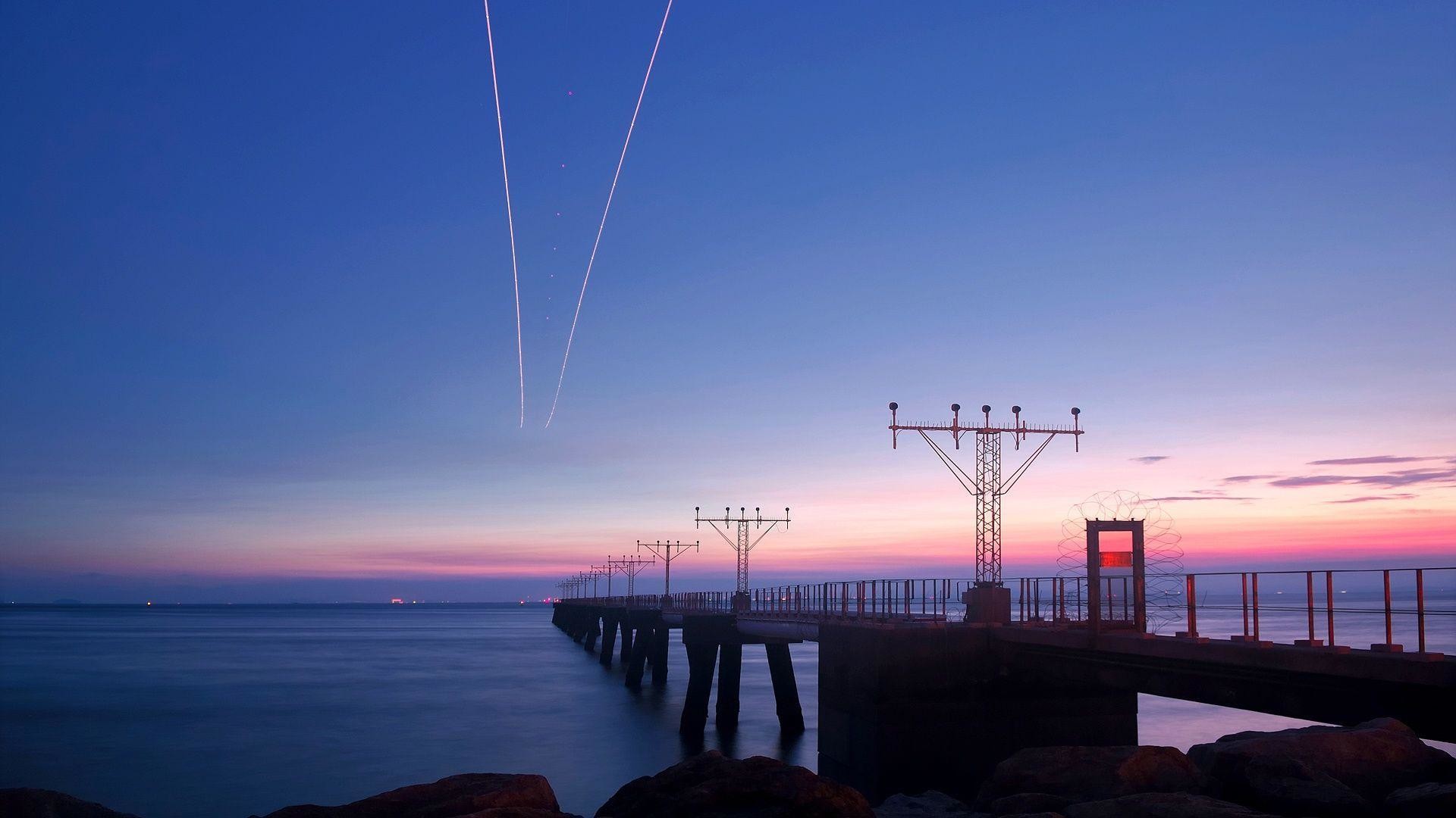 Molo, Mare, Tramonto, Scie di aereo, Cielo blu, Full HD, sfondo per portatile