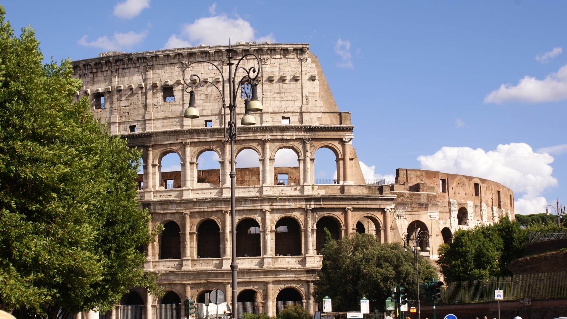 Colosseo, Roma, Cielo azzurro, Alberi, 16:9 Full HD, sfondo widescreen