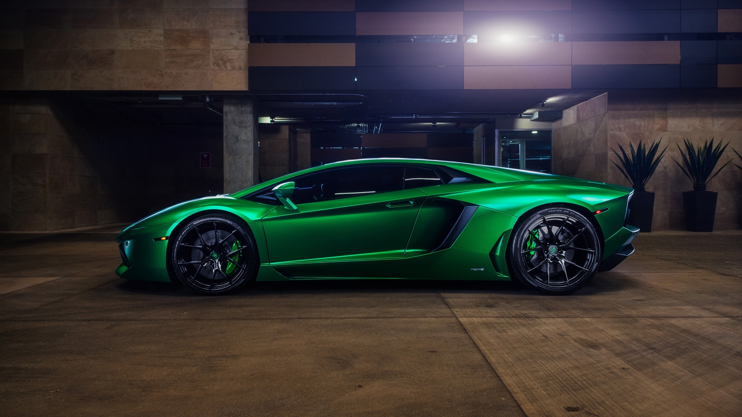Lamborghini Aventador, Supercar, Verde, Garage, 2K, sfondo per il tuo desktop