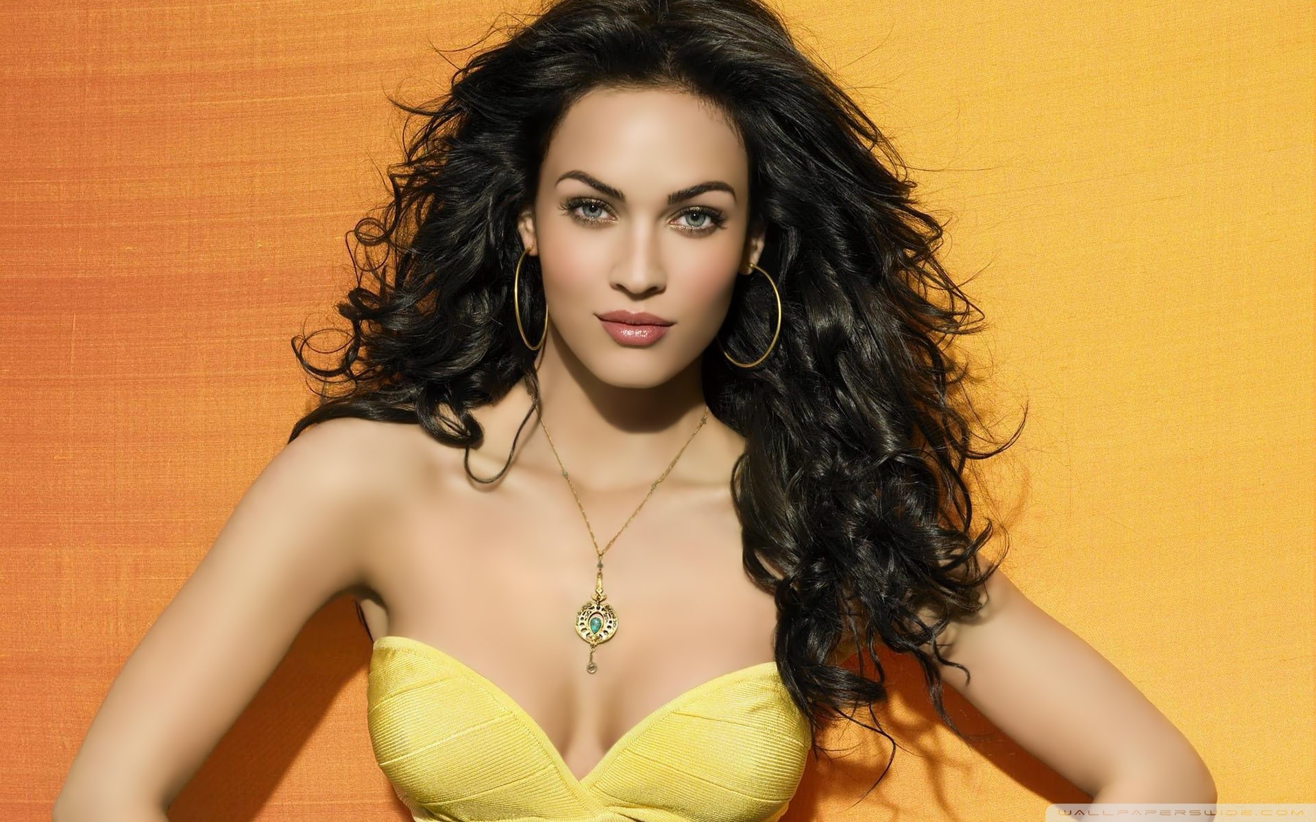 Megan Fox, Top giallo, Capelli ricci, Sfondo arancione, 16:10 Full HD, wallpaper widescreen