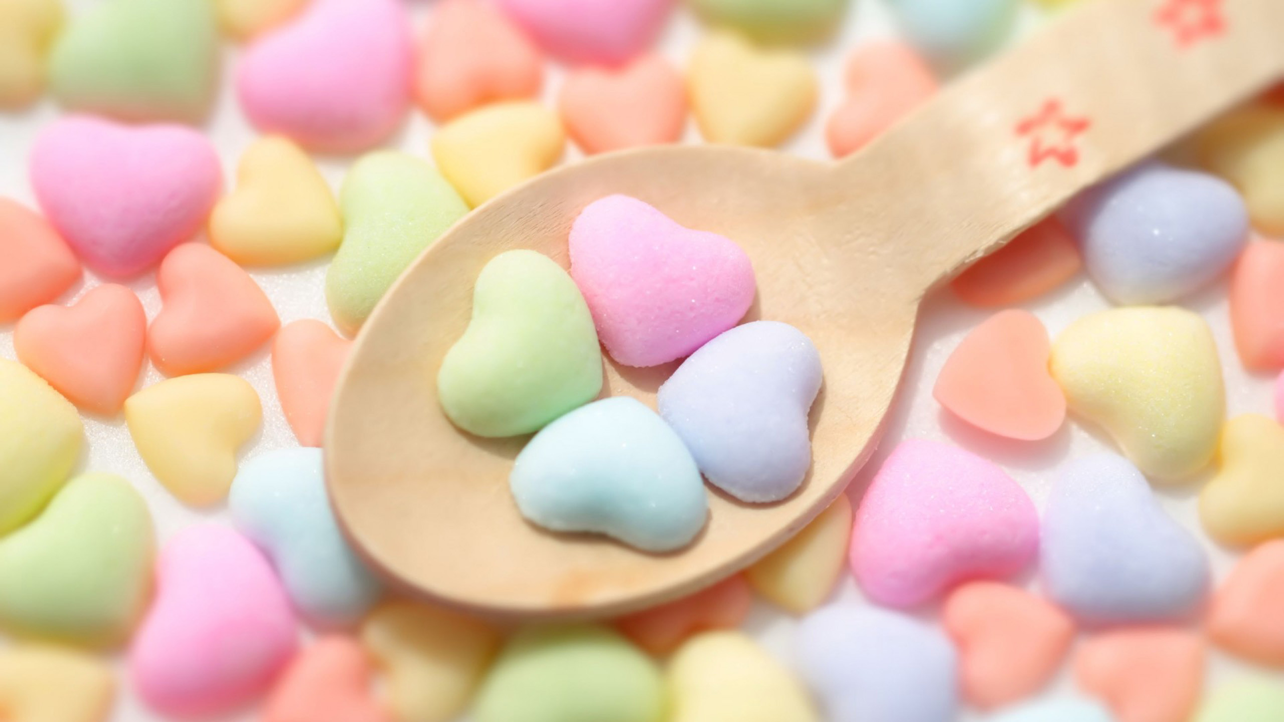 Caramelle a cuore, Cucchiaio di legno, Colori pastello, 2K 1440p, sfondo desktop