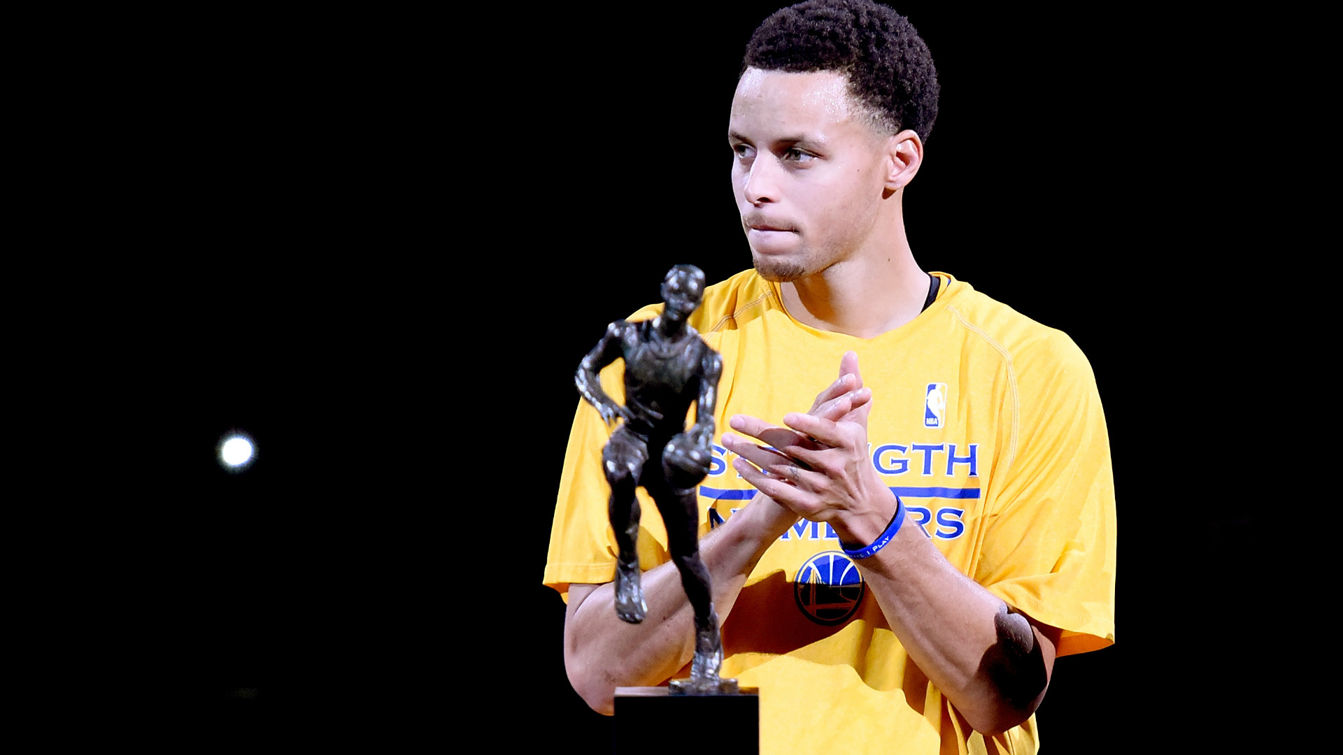 Stephen Curry, Trofeo MVP, Maglietta gialla, Sfondo nero, Full HD, wallpaper per computer