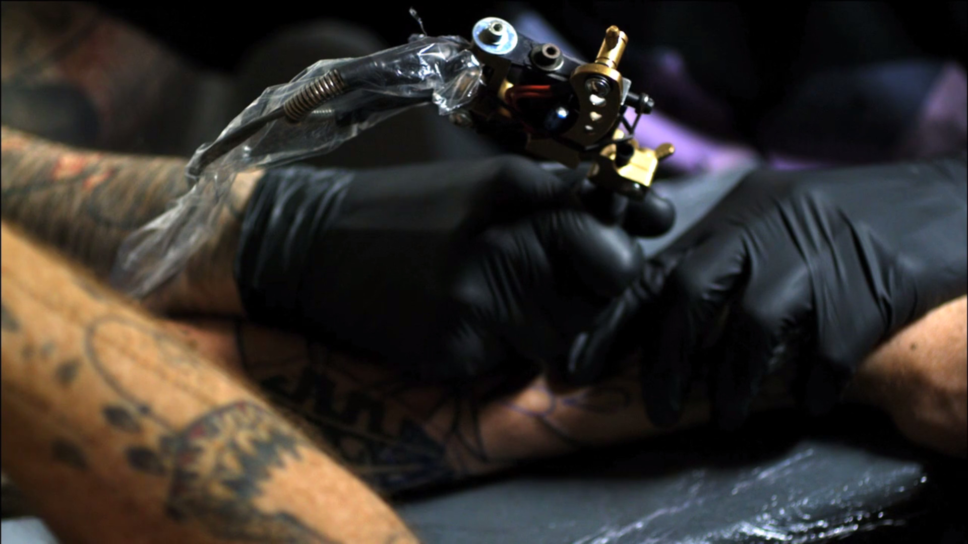 Tatuatore, Macchinetta per tatuaggi, Guanti neri, Braccio tatuato, sfondo 16:9 Full HD