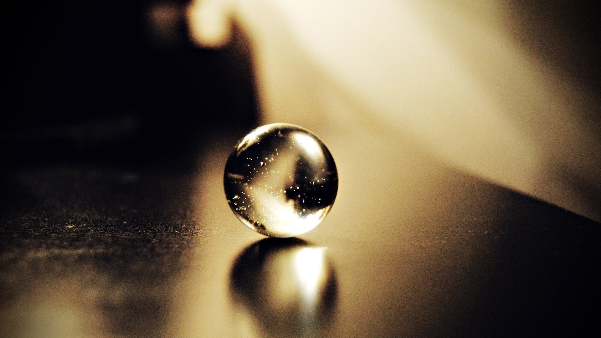 Sfera di vetro, Macro, Luce calda, Sfondo scuro, wallpaper PC