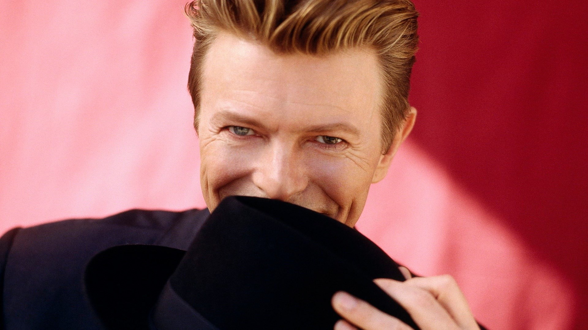 David Bowie, Cappello, Sorriso, Sfondo rosa, 1920x1080, wallpaper desktop