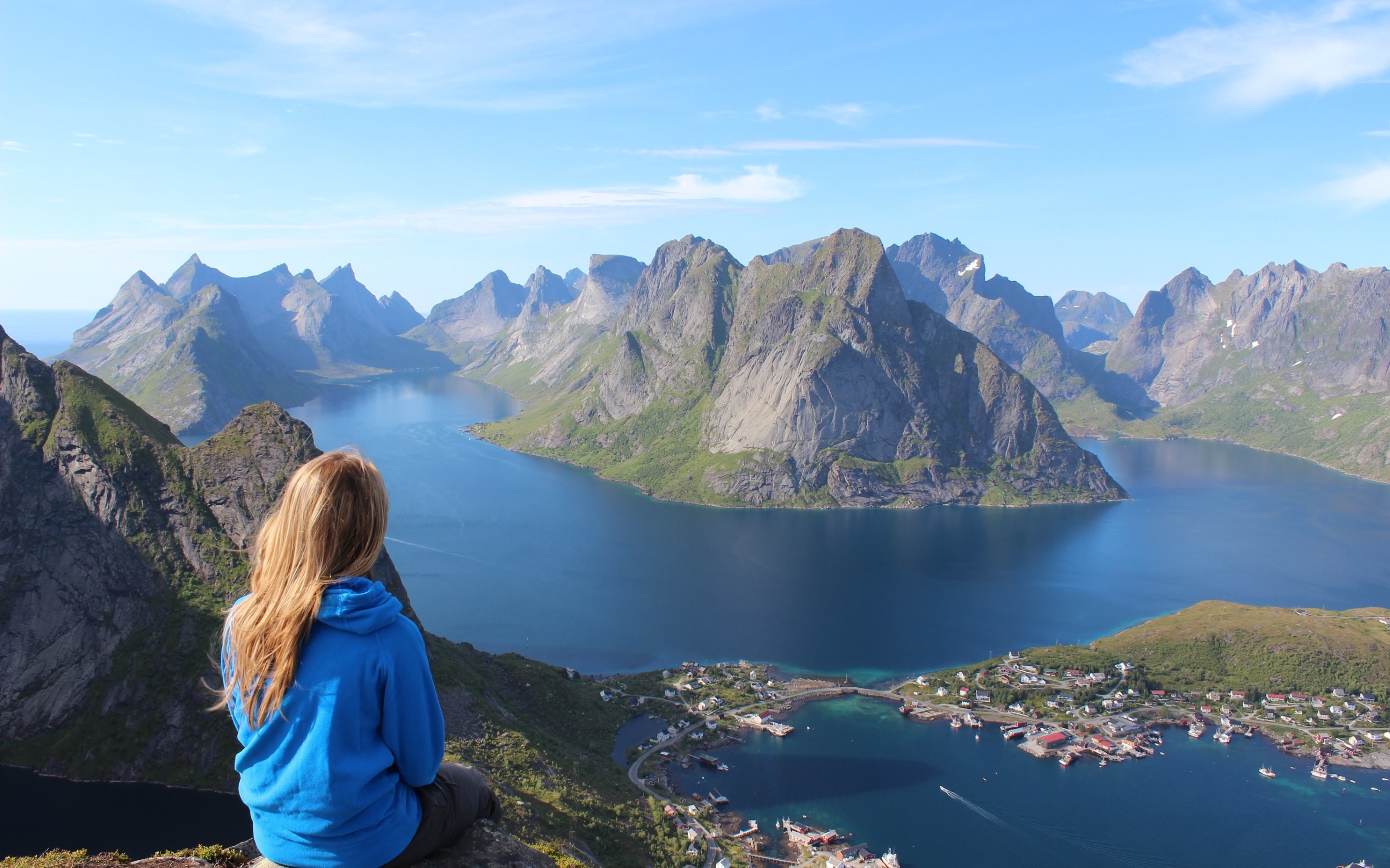 Reine, Isole Lofoten, Norvegia, Ragazza, Fiordo, Montagne, 2880x1800, sfondo MacBook Pro