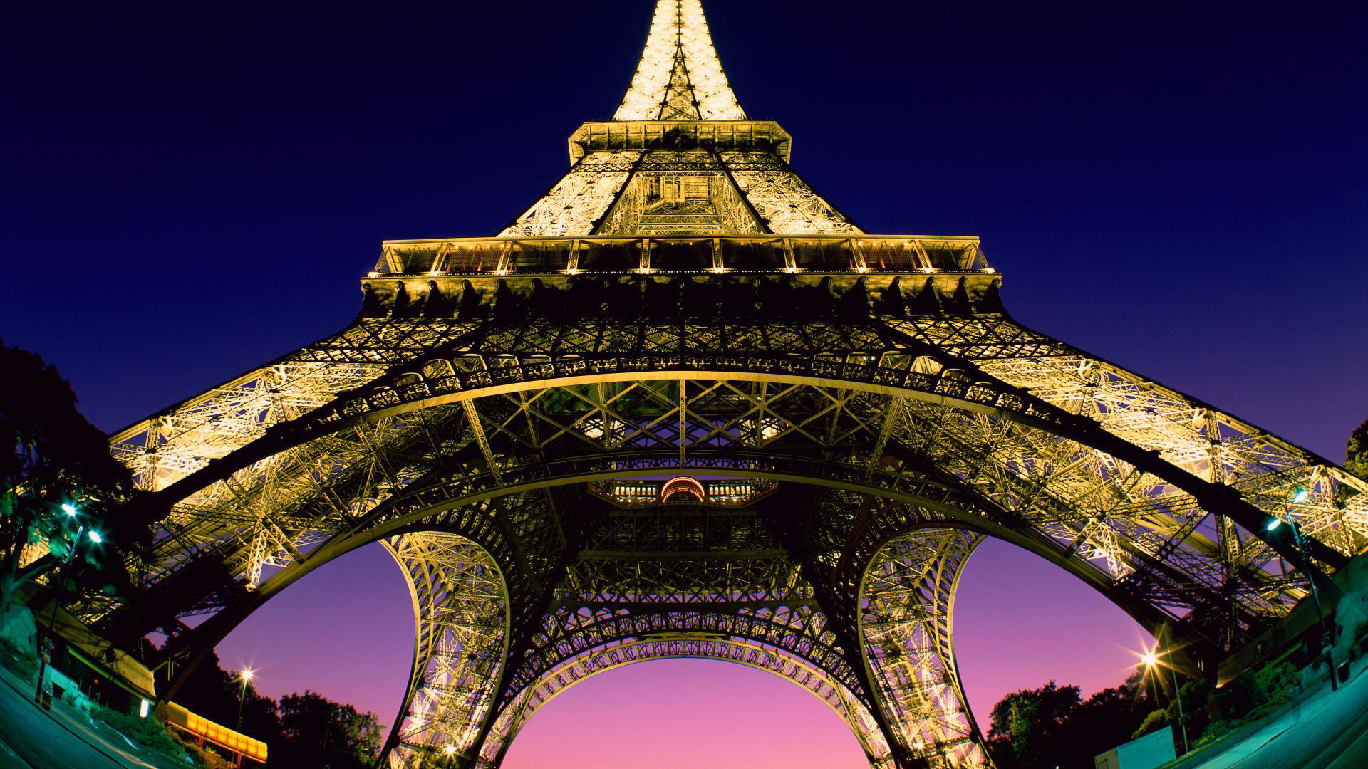 Torre Eiffel, Parigi, Vista dal basso, Illuminazione, Crepuscolo, sfondo Full HD per portatile