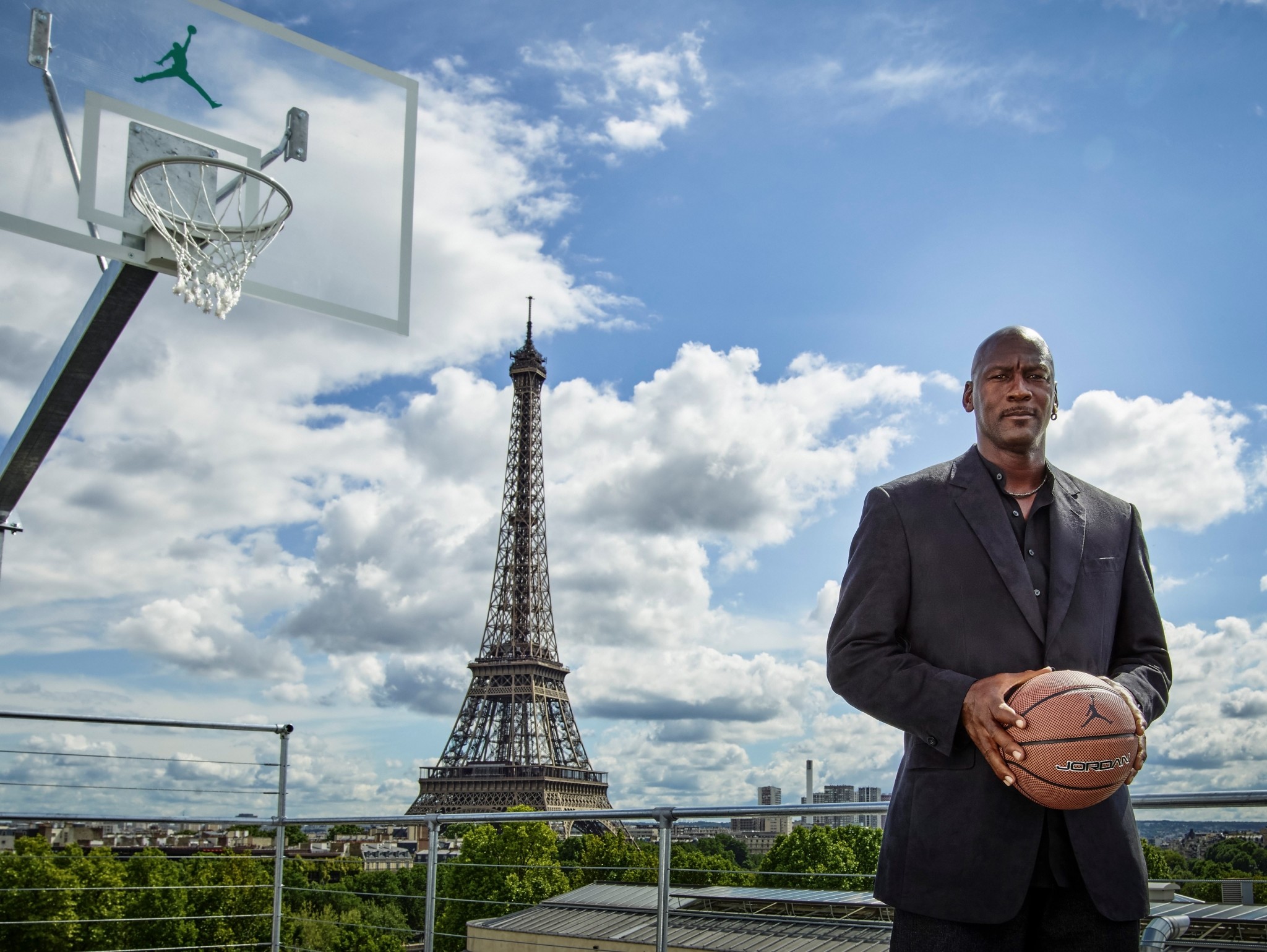 Michael Jordan, Torre Eiffel, Parigi, Canestro, Nuvole, sfondo per iPad e tablet