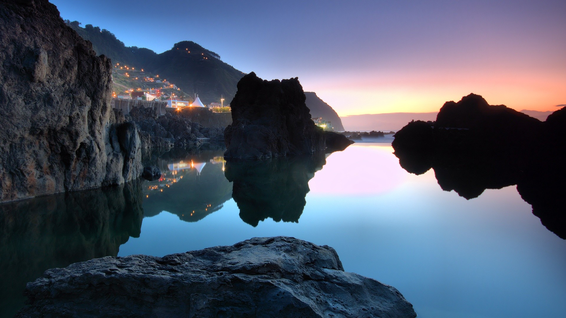 Scogliere, Mare calmo, Riflesso, Crepuscolo, Villaggio, Full HD 1080p, sfondo desktop