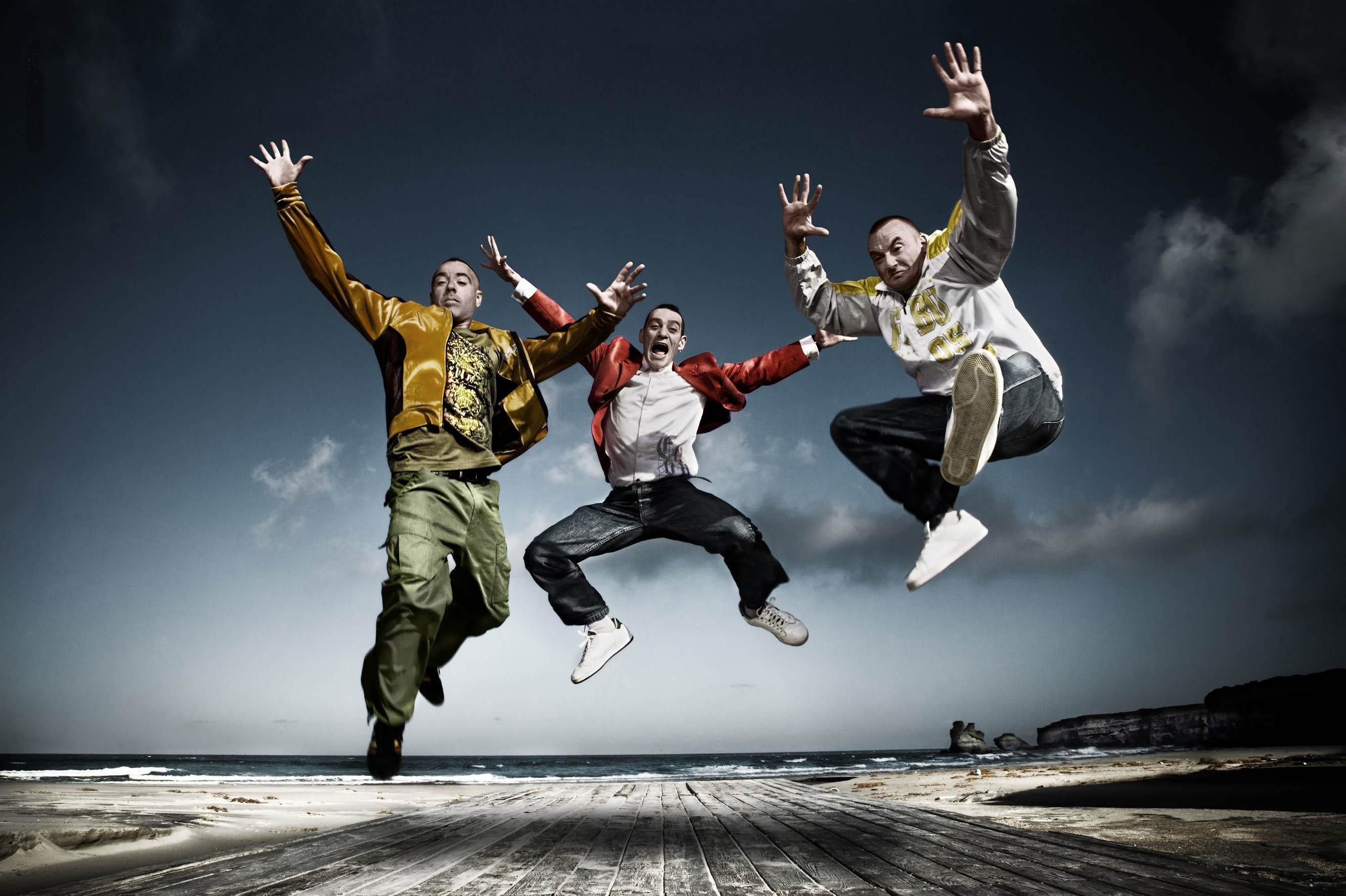 Gruppo hip hop, Salto, Spiaggia, Cielo nuvoloso, 2K, sfondo desktop