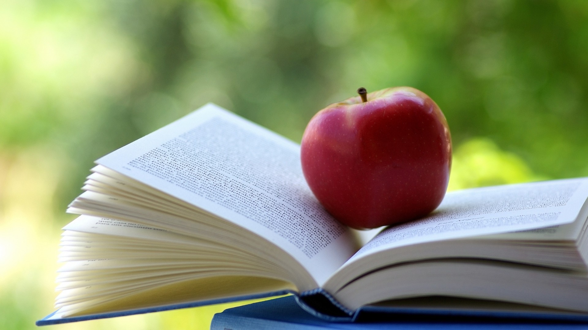 Libro aperto, Mela rossa, Bokeh verde, Full HD, sfondo per PC