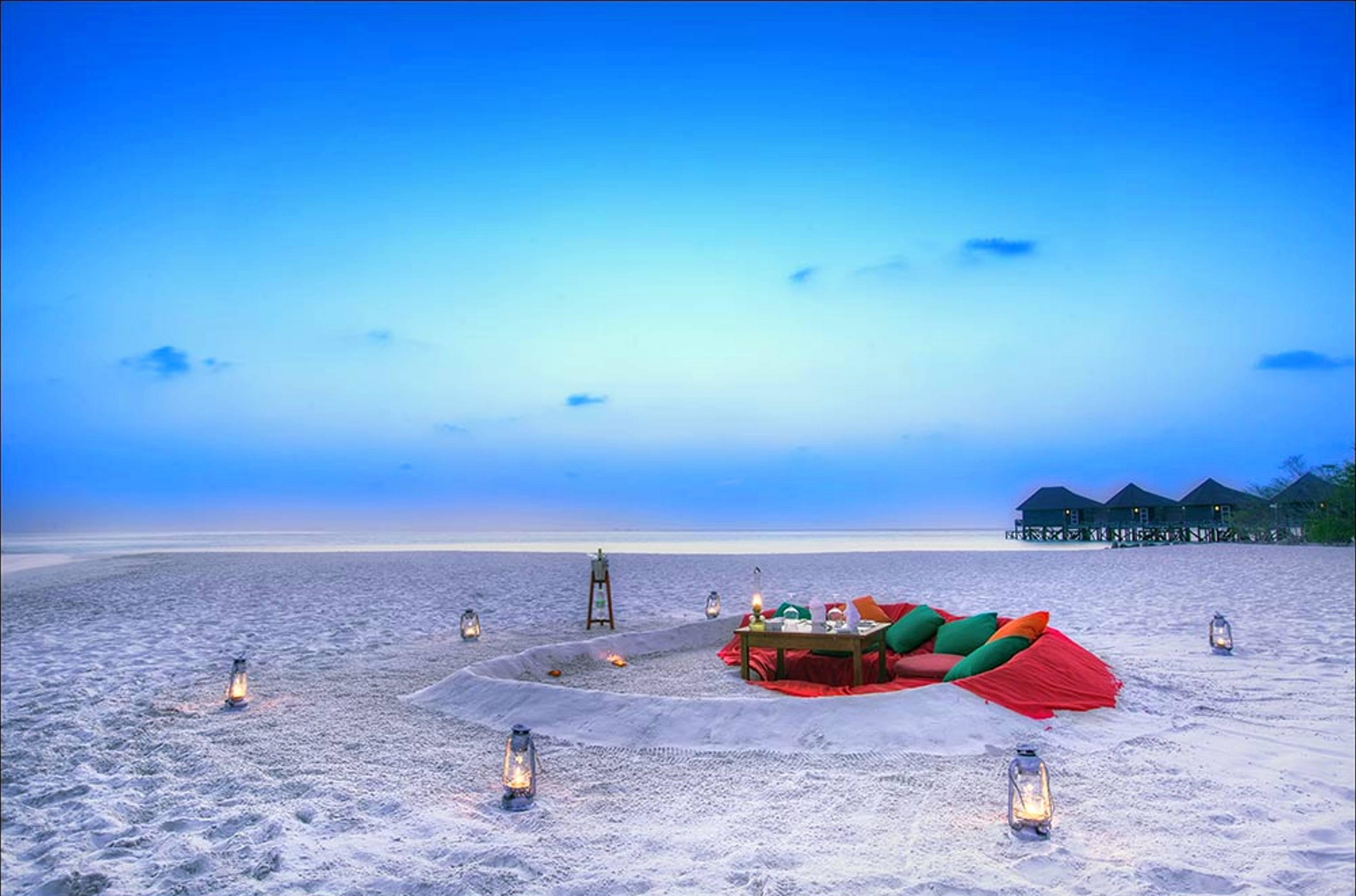 Cena sulla spiaggia, Maldive, Lanterne, Mare, 2K, sfondo desktop