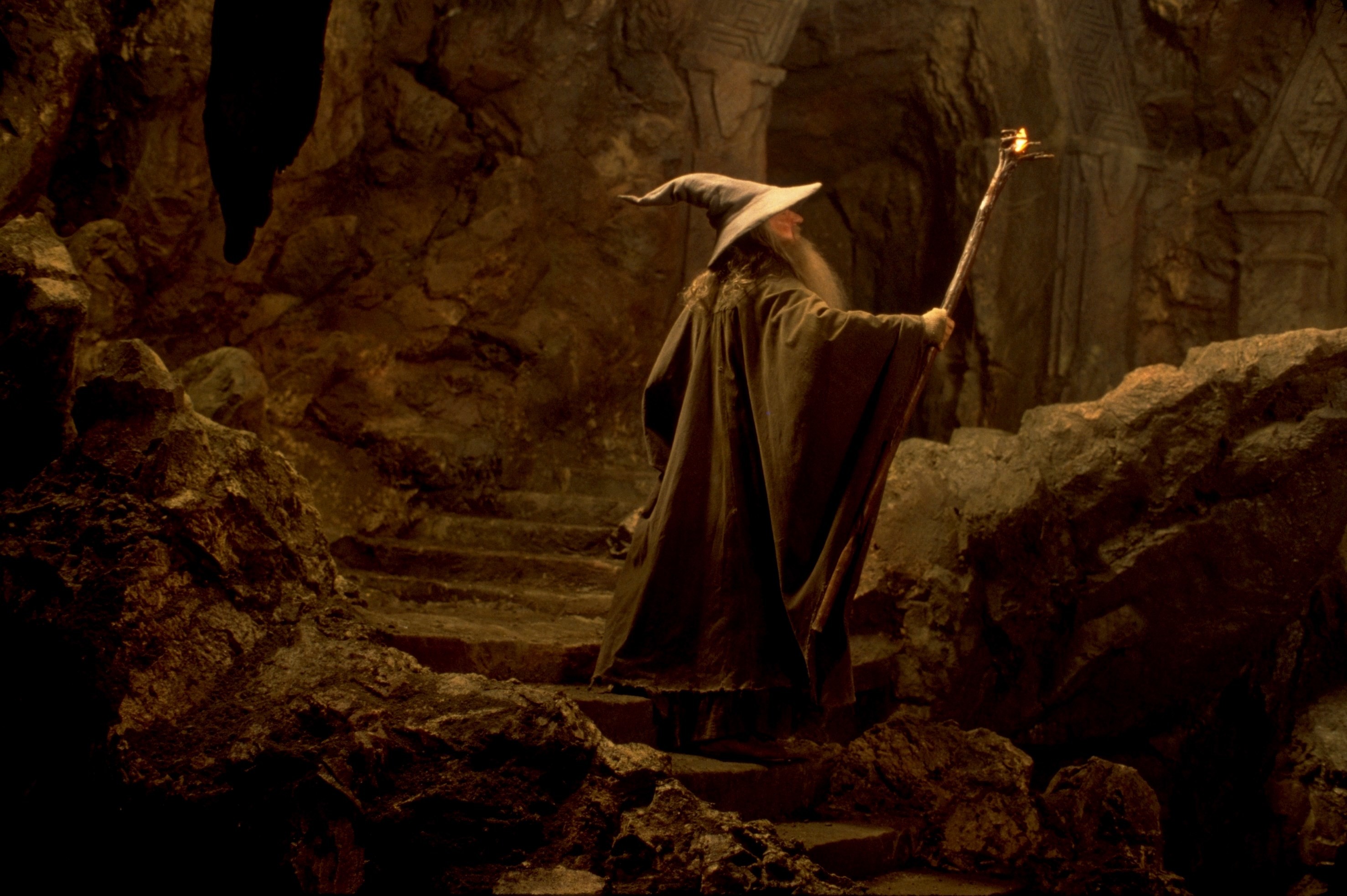 Gandalf, Lo Hobbit, Bastone luminoso, Caverna, 2K, sfondo Windows 11