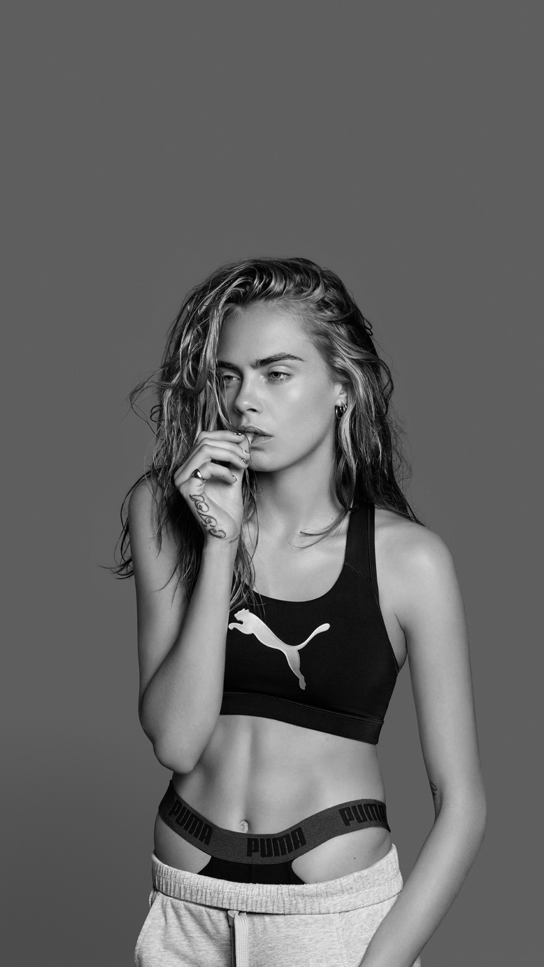 Cara Delevingne, Puma, Top sportivo, Bianco e nero, Modella, Full HD, sfondo per iPhone e Android