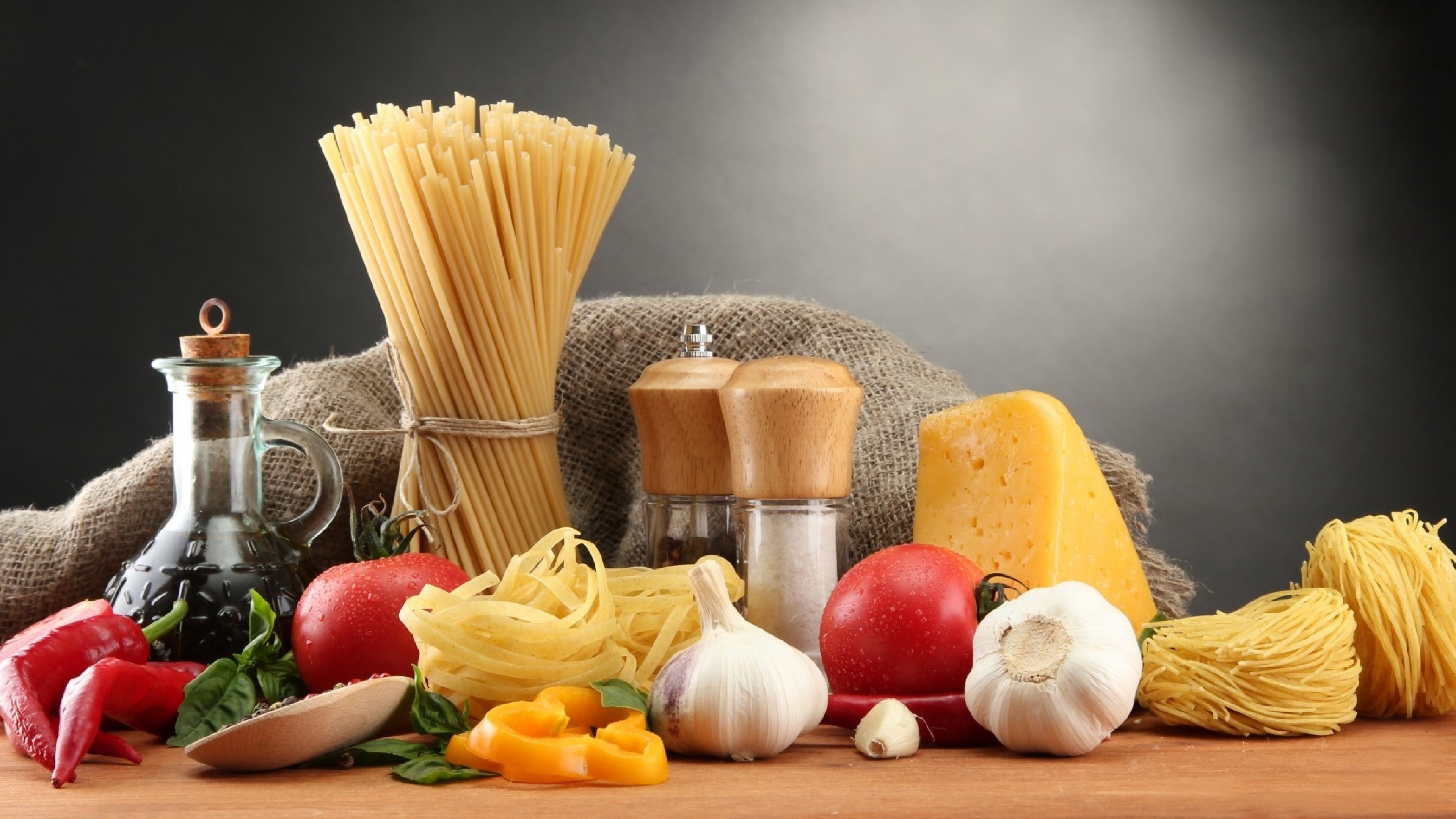 Spaghetti, Formaggio, Aglio, Olio d'oliva, Cucina italiana, 4K, sfondo per PC