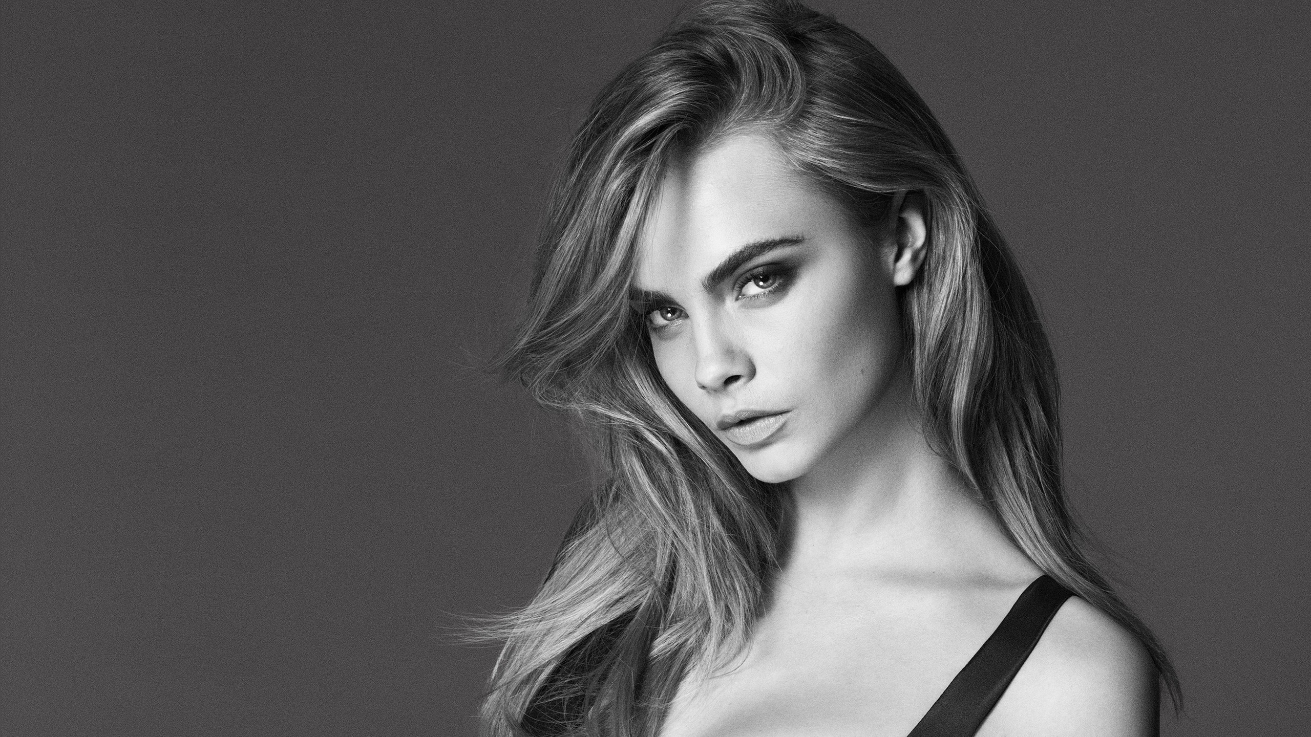 Cara Delevingne, Bianco e nero, Ritratto, Capelli lunghi, 2K, sfondo desktop