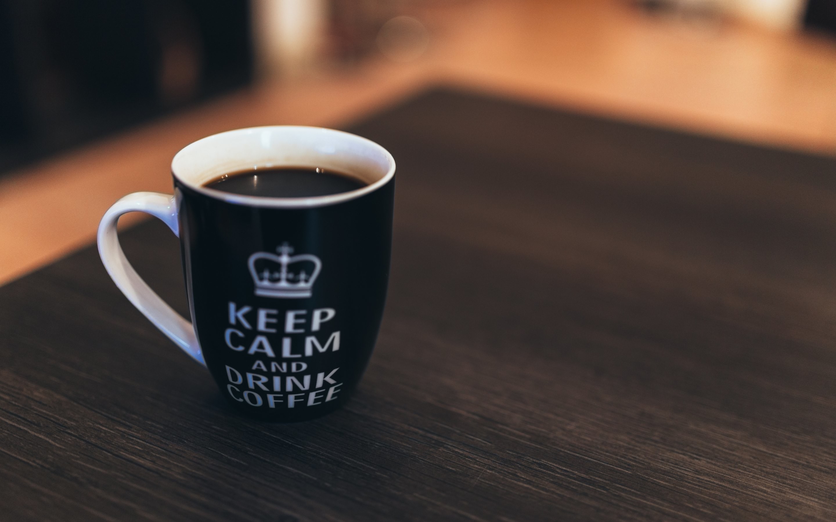 Keep Calm and Drink Coffee, Tazza nera, Caffè, Tavolo, 2880x1800, sfondo MacBook Pro