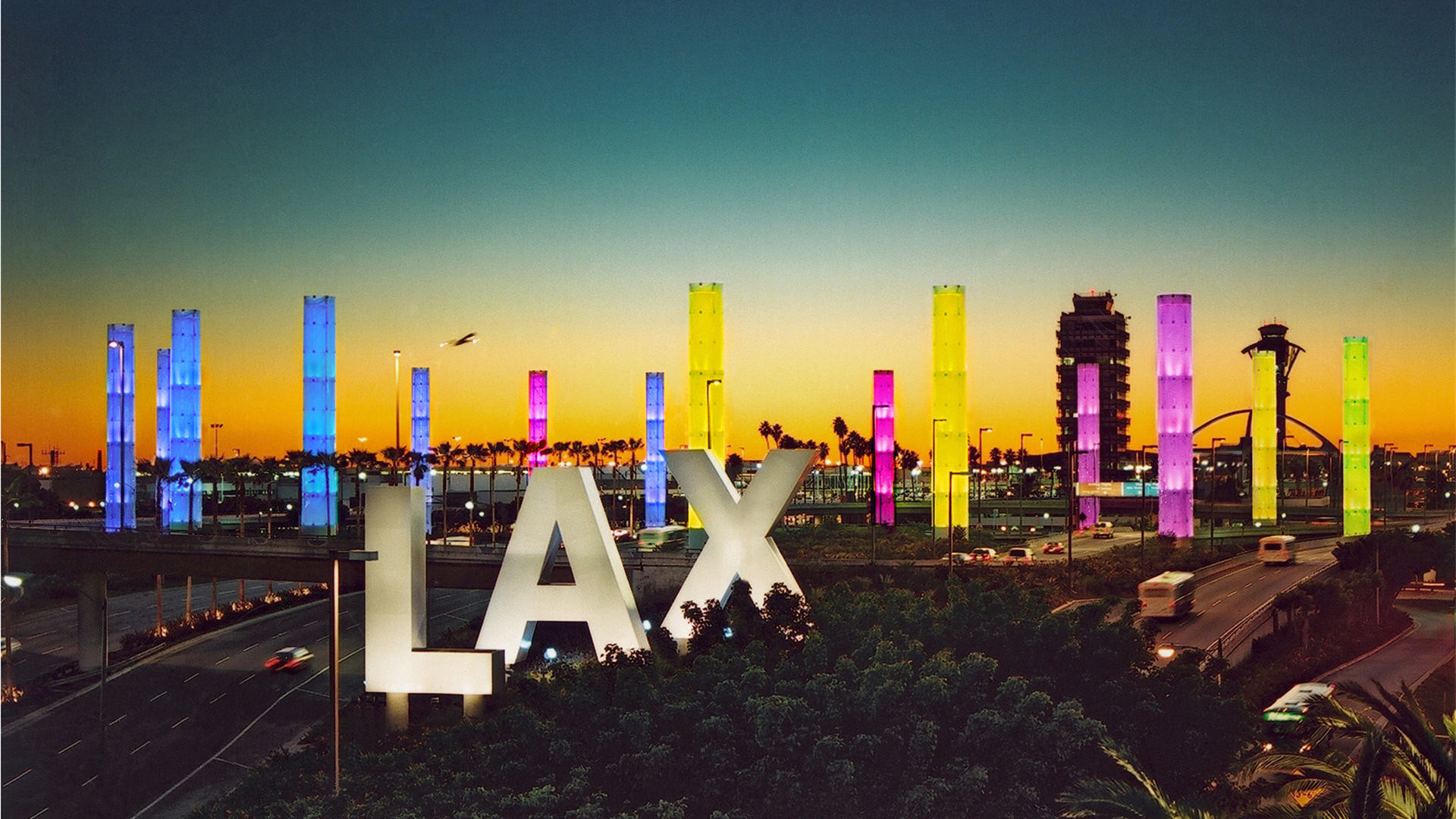 Aeroporto di Los Angeles, LAX, Insegna LAX, Piloni luminosi, Tramonto, sfondo Windows 11