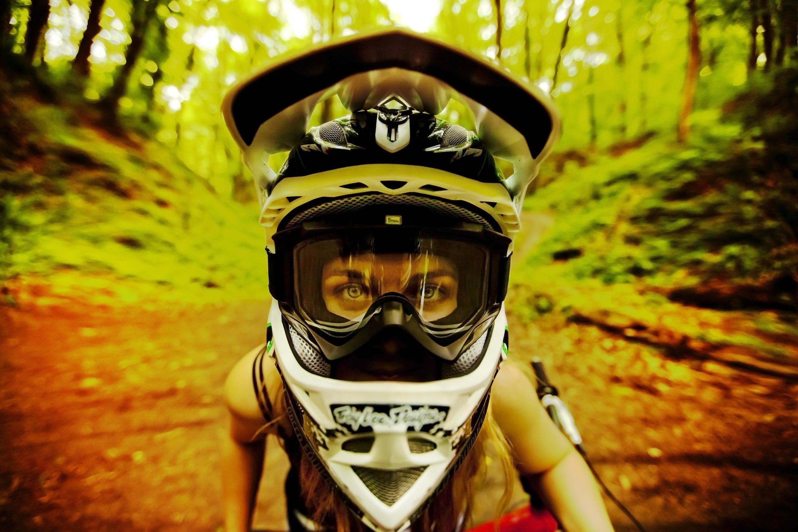 Casco integrale, Troy Lee Designs, Ciclista donna, Bosco, Primo piano, sfondo 2K per portatile