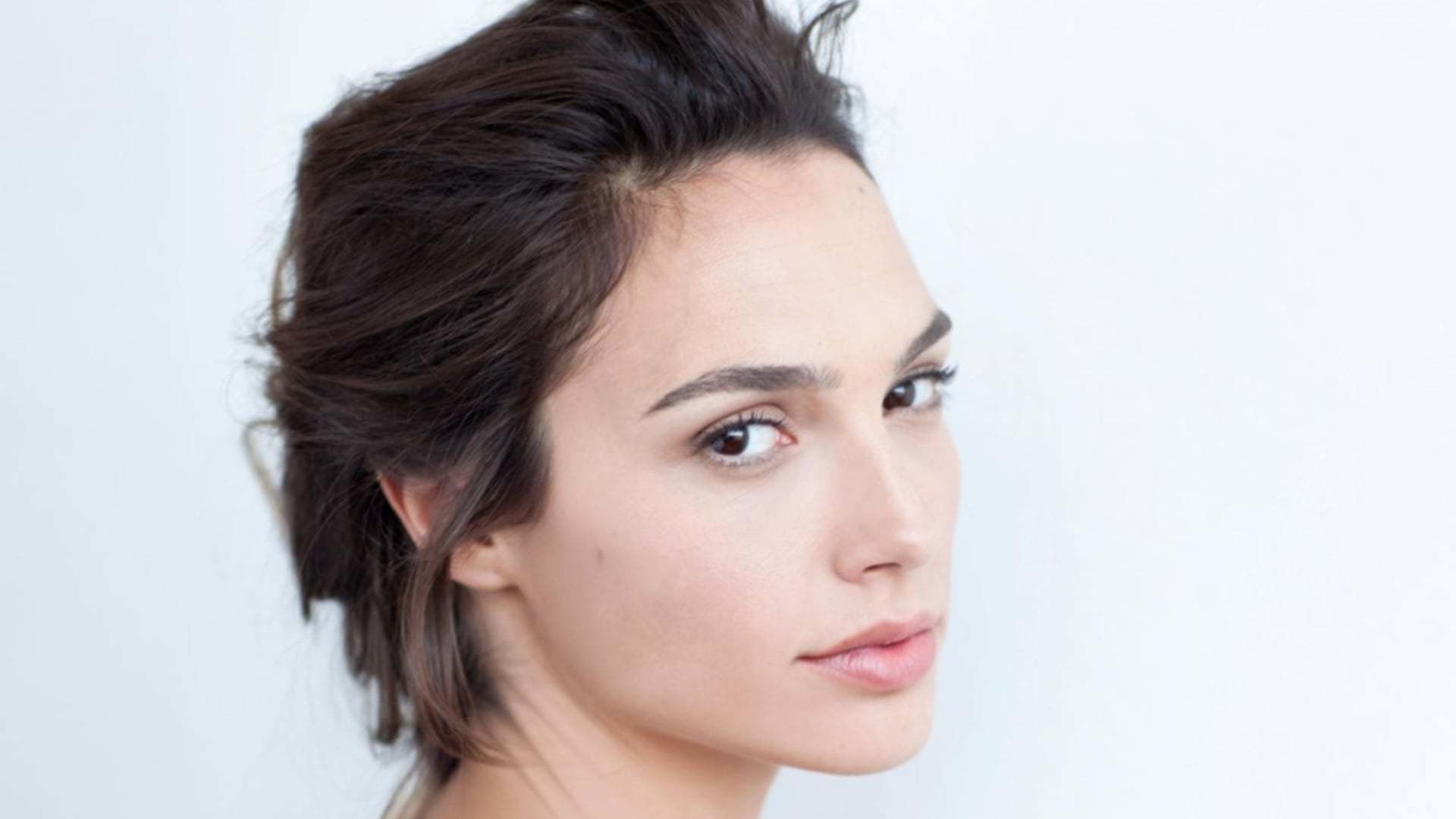 Gal Gadot, Capelli corti, Primo piano, Sfondo bianco, Full HD, wallpaper per PC