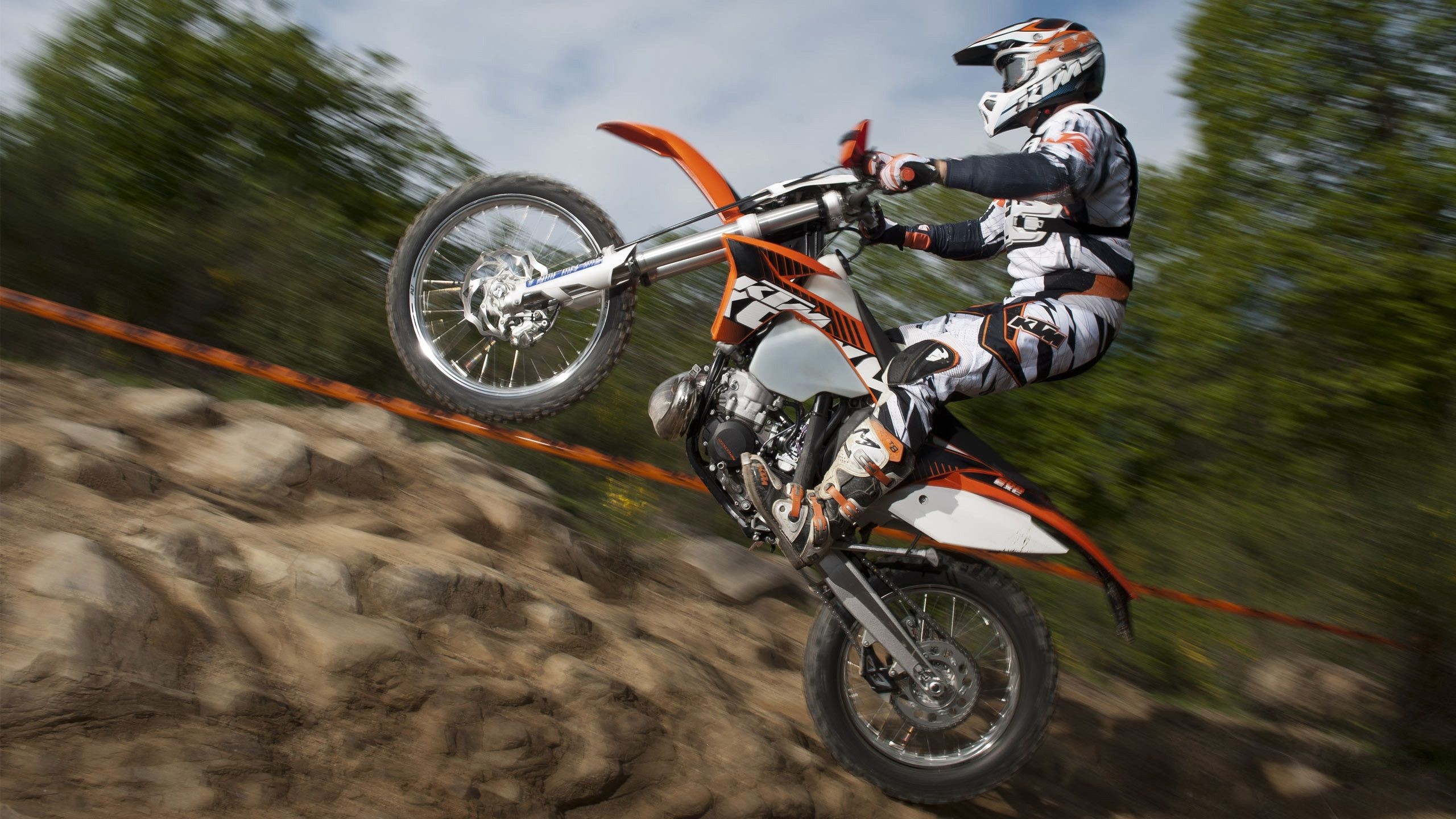 KTM EXC, Enduro, Impennata, Sfocatura di movimento, 16:9 2K, sfondo widescreen