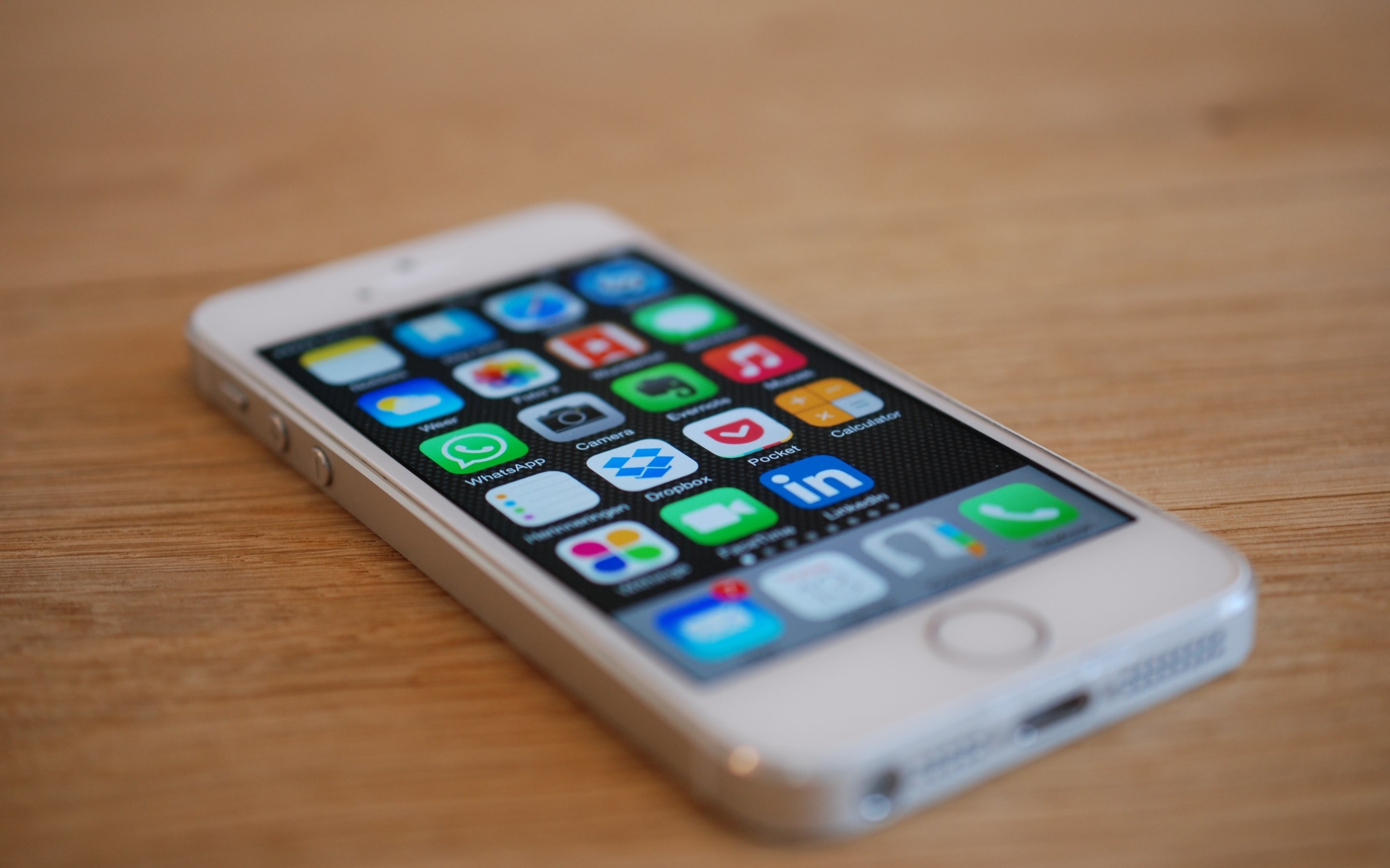 iPhone 5s, Apple, Tavolo di legno, 2880x1800, sfondo per PC