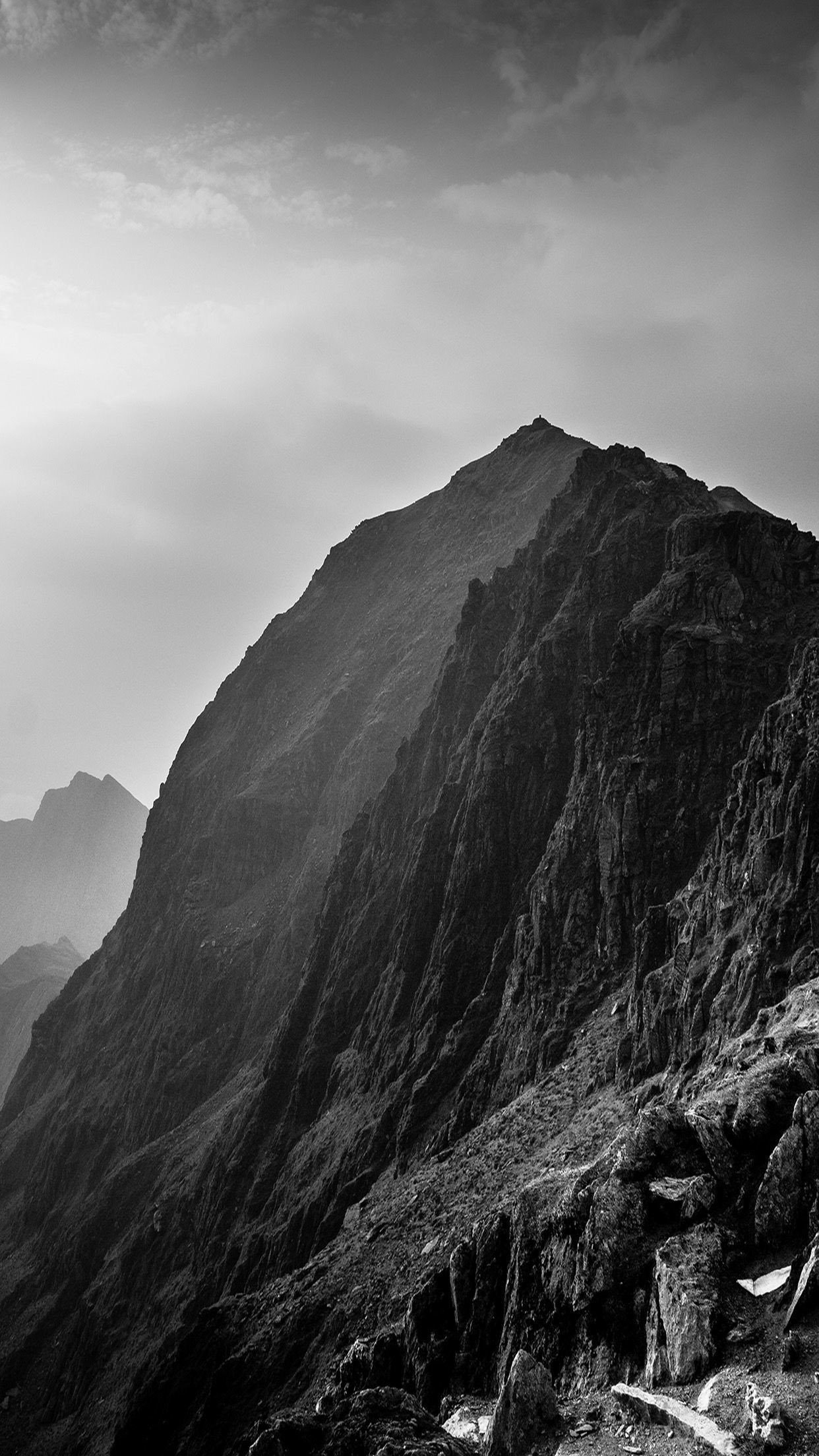 Montagna, Picco roccioso, Bianco e nero, Nuvole, immagine di sfondo iPhone 6S