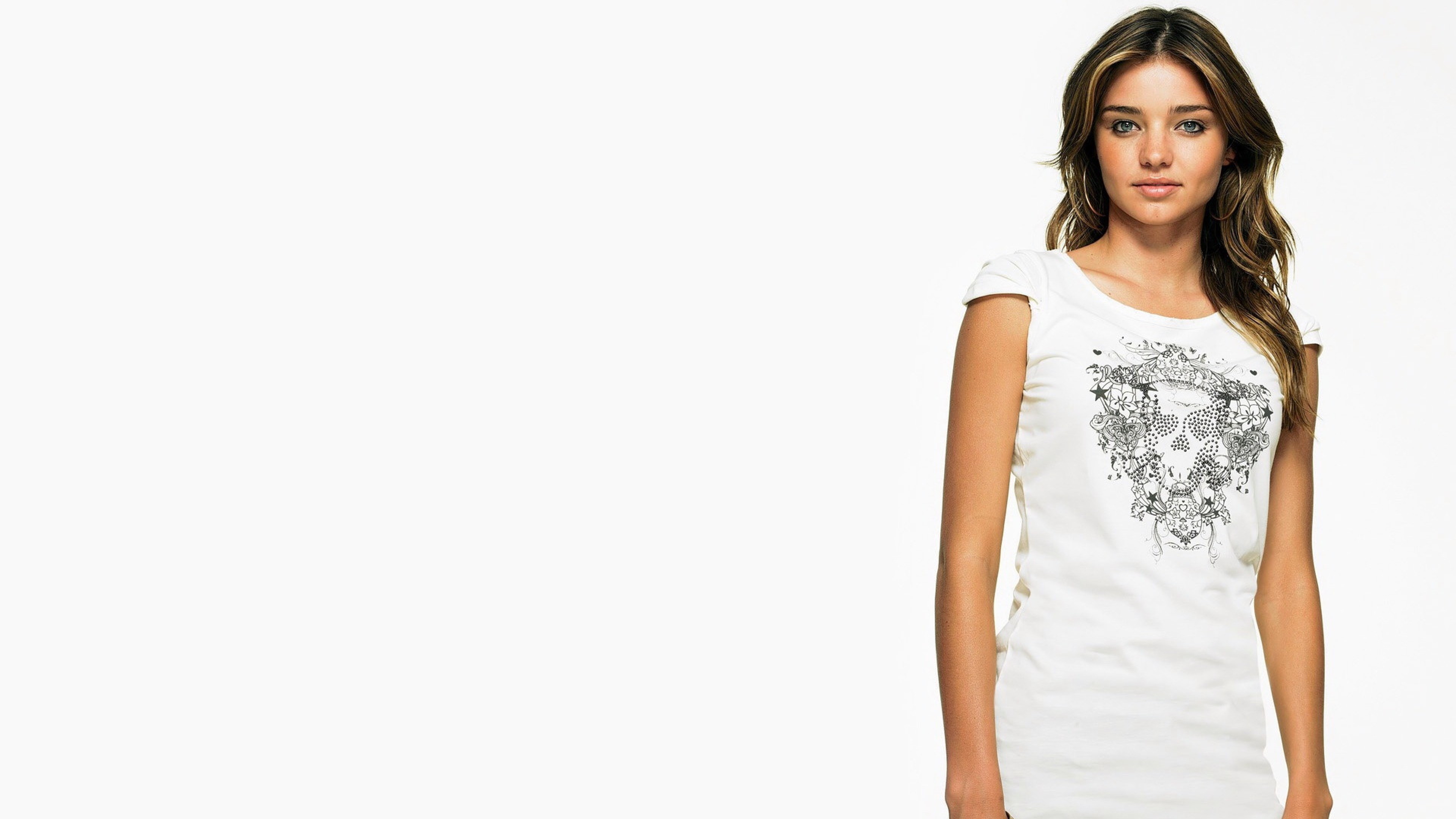 Miranda Kerr, T-shirt bianca, Sfondo bianco, Modella, 3840x2160, wallpaper desktop