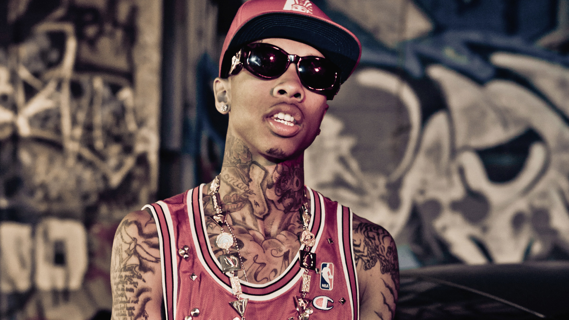 Tyga, Tatuaggi, Occhiali da sole, Graffiti, Rapper, 16:9 Full HD, wallpaper widescreen