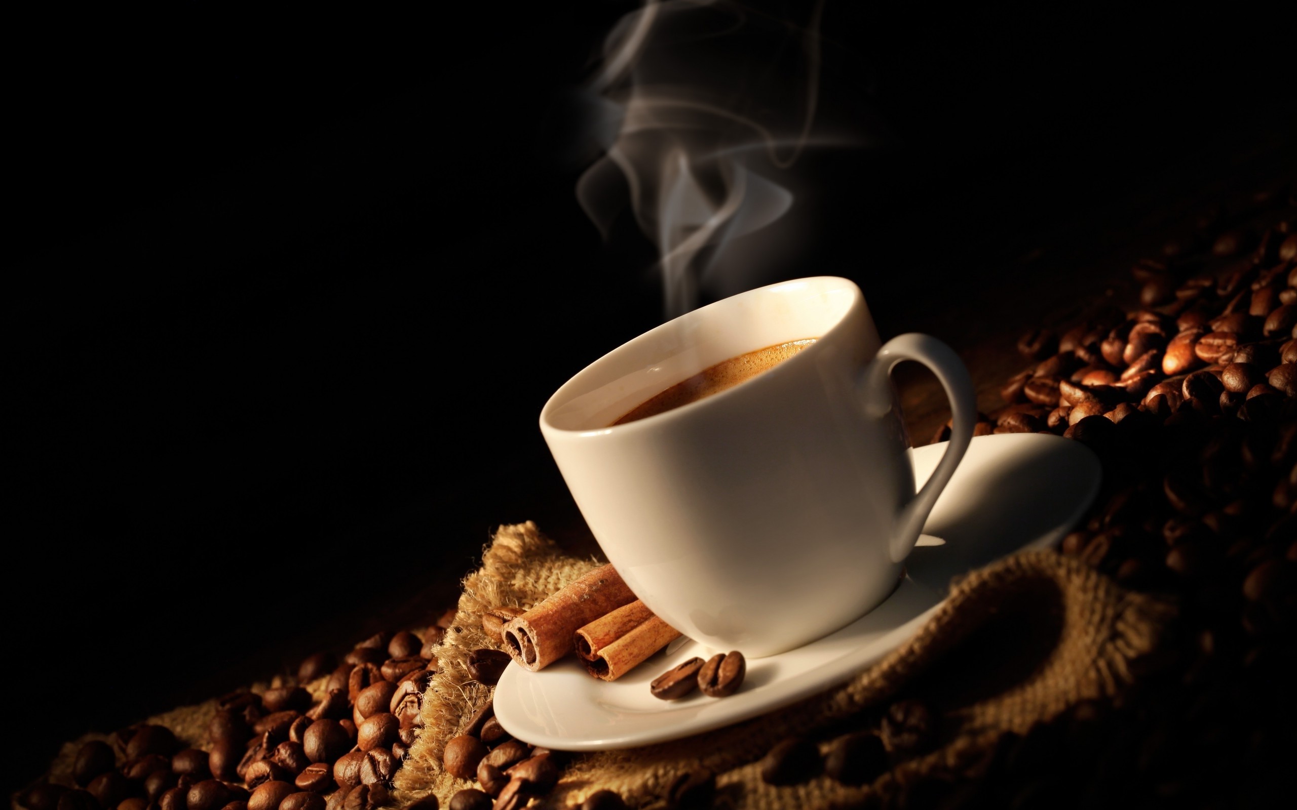 Tazza di caffè, Vapore, Cannella, Chicchi di caffè, Sfondo scuro, wallpaper desktop 2K