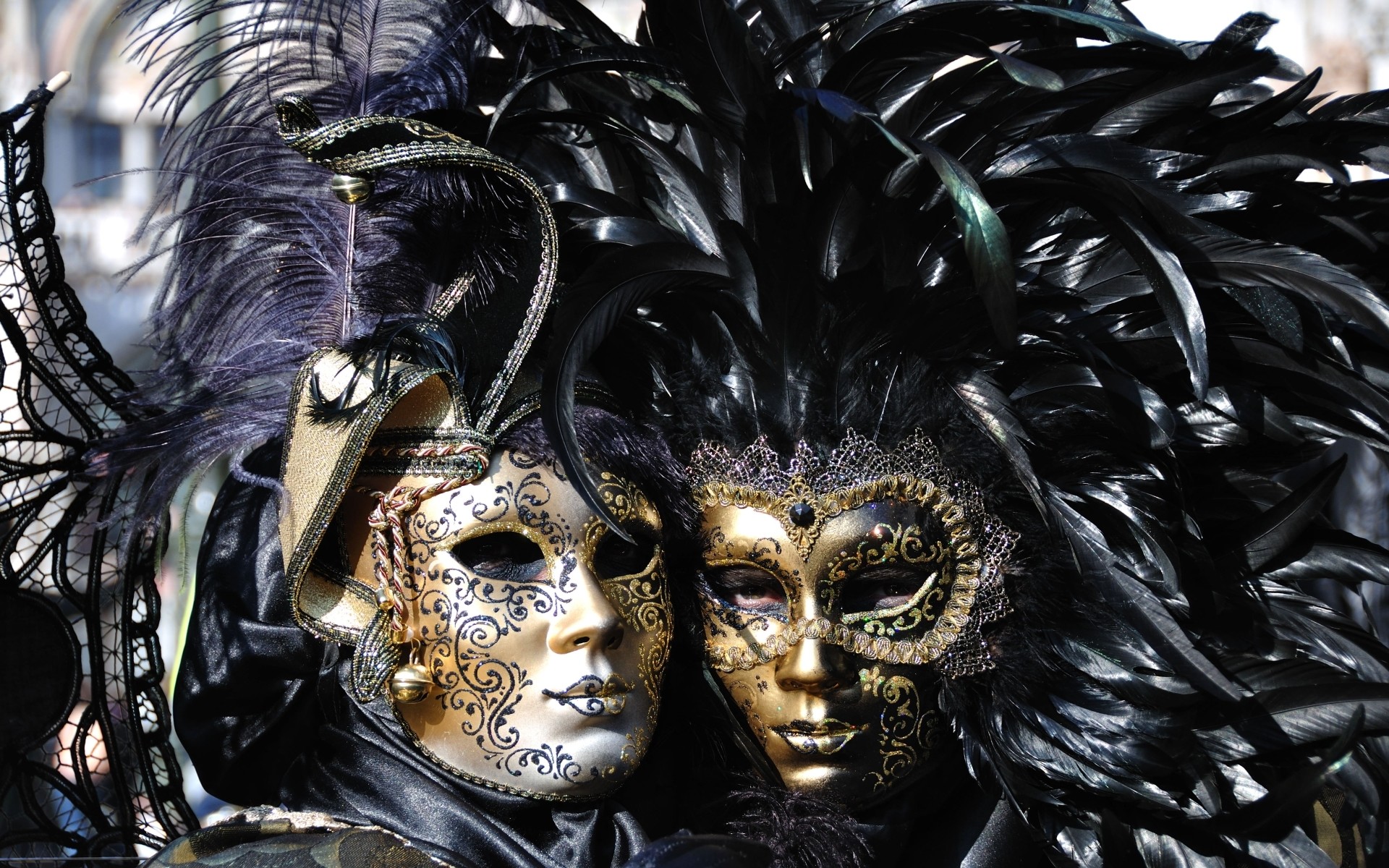 Carnevale di Venezia, Maschere veneziane, Piume nere, Coppia mascherata, Maschere dorate, sfondo per PC