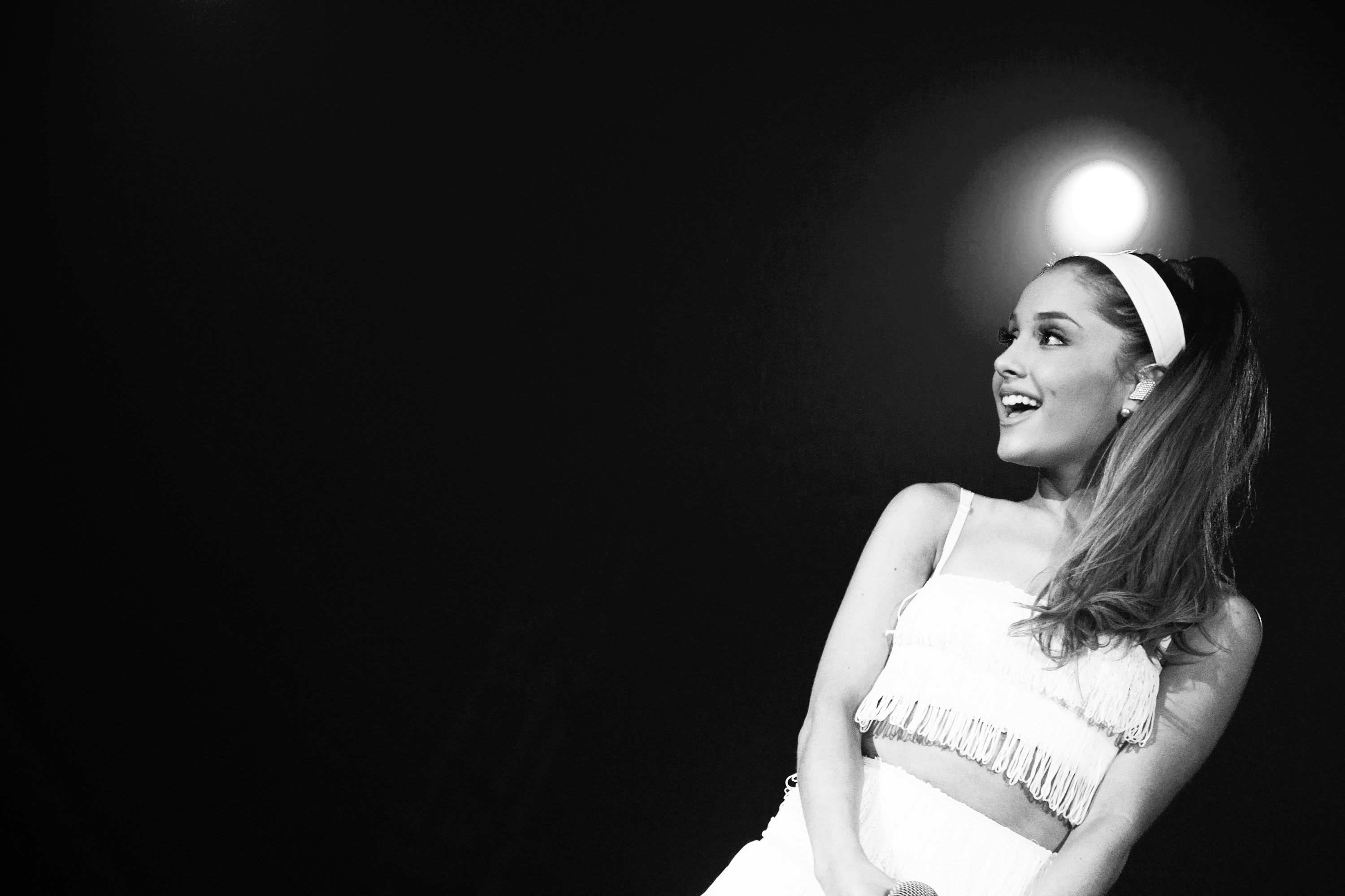 Ariana Grande, Bianco e nero, Cerchietto, Luce, 2K, sfondo per PC e portatile