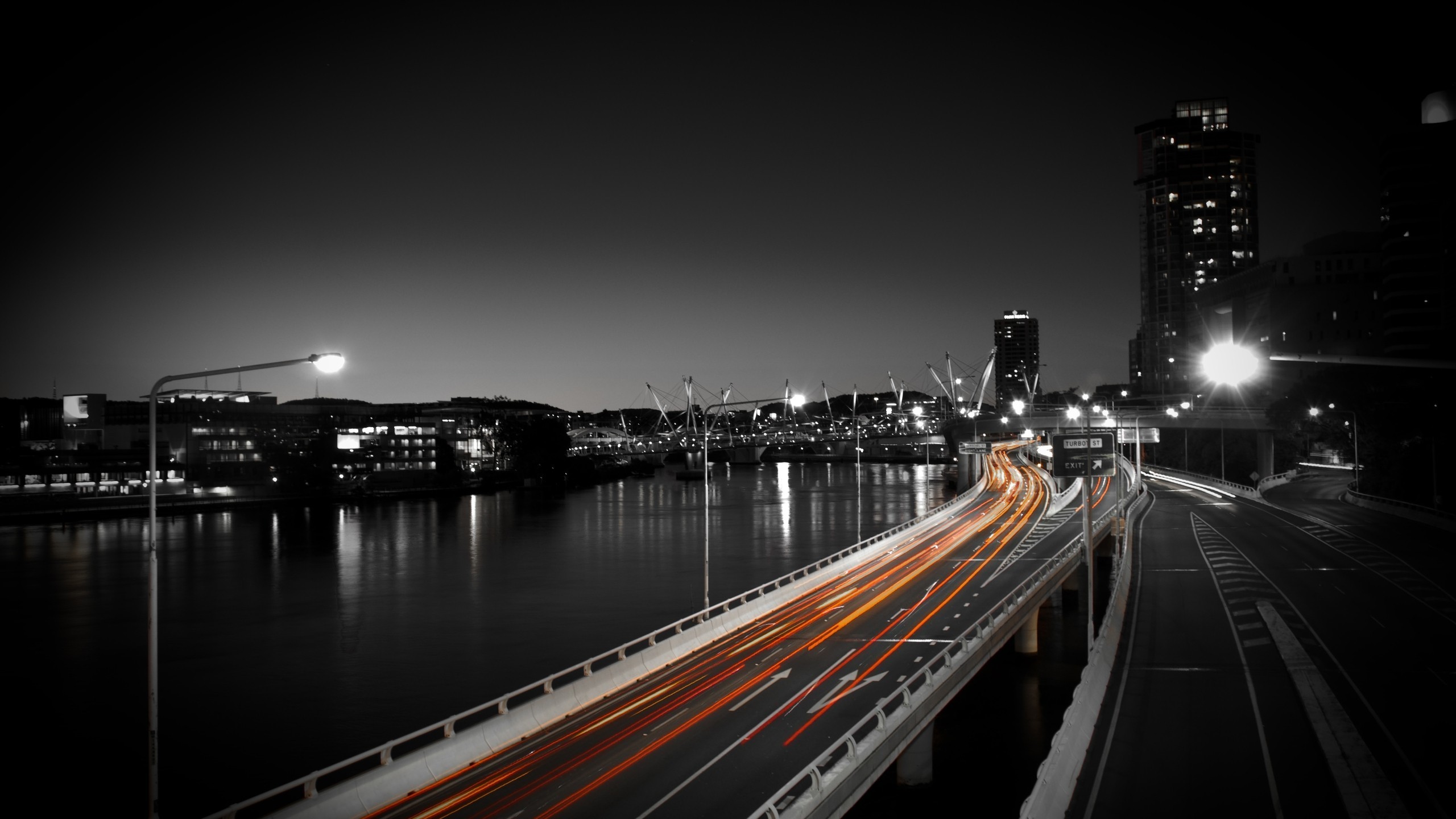 Scie luminose, Città notturna, Fiume, Bianco e nero, Colore selettivo, wallpaper per portatile