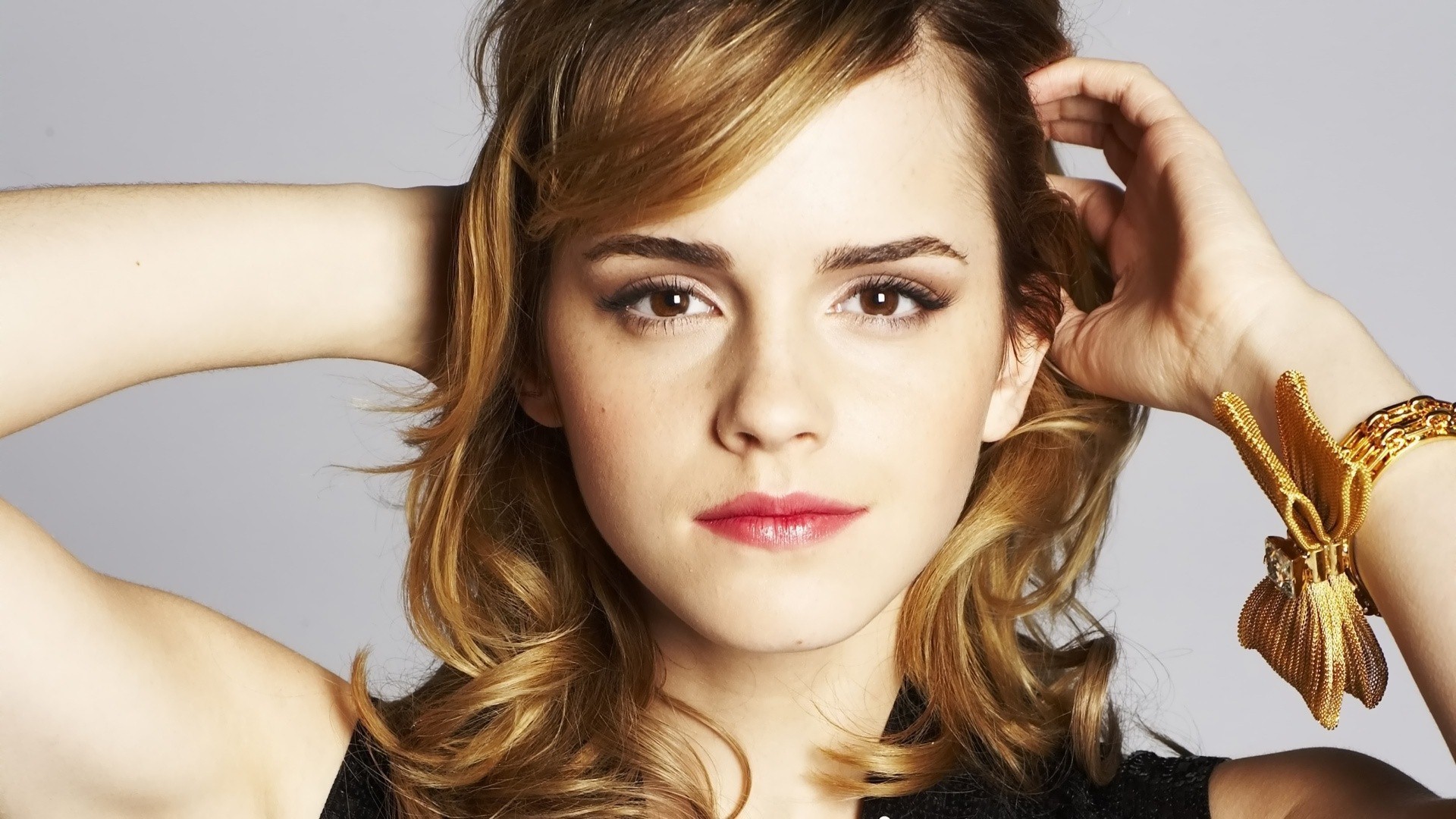 Emma Watson, Ritratto, Capelli mossi, Bracciale dorato, 1920x1080, immagine di sfondo