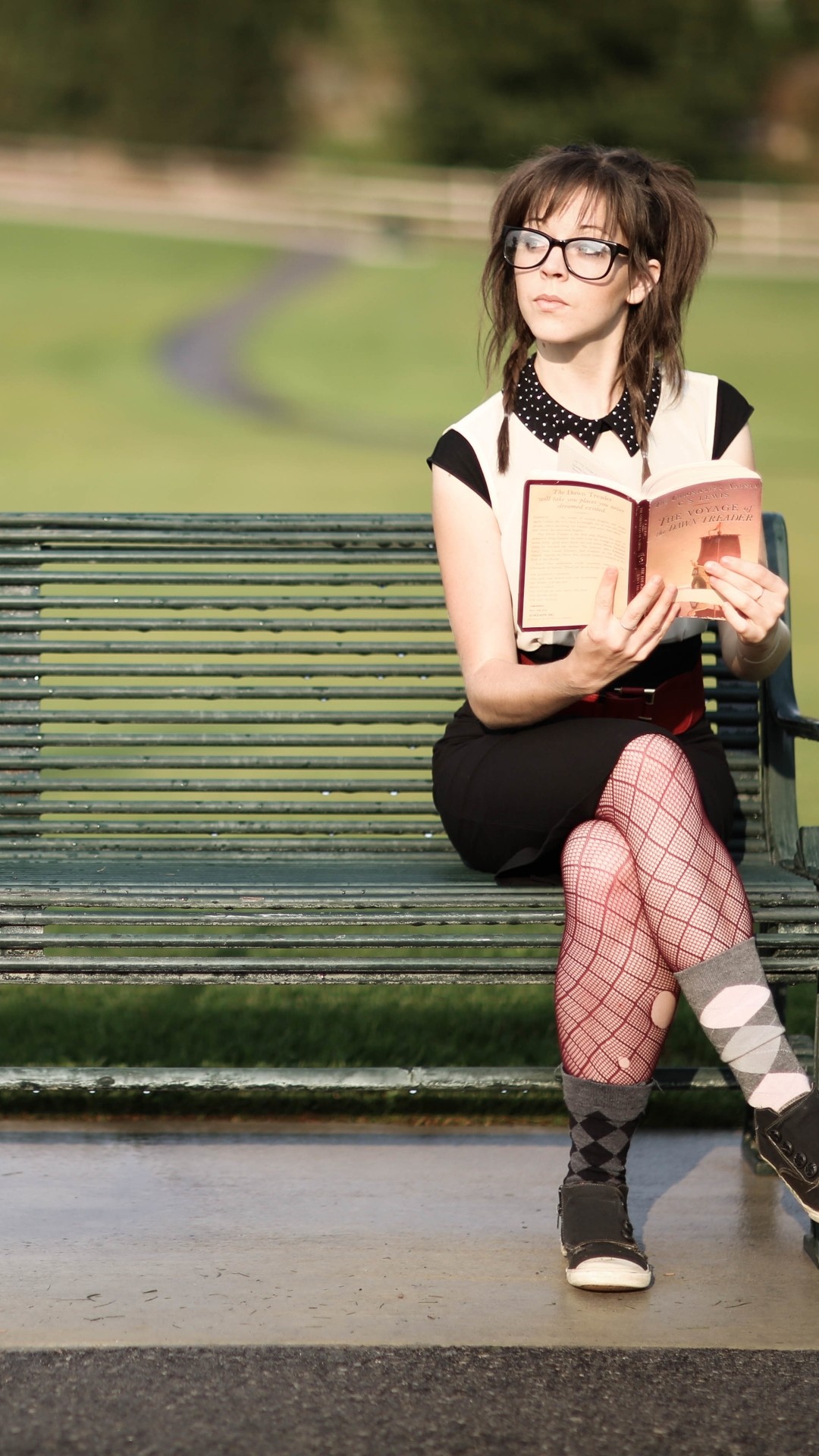 Lindsey Stirling, Panchina, Libro, Occhiali, wallpaper per iPhone e Android
