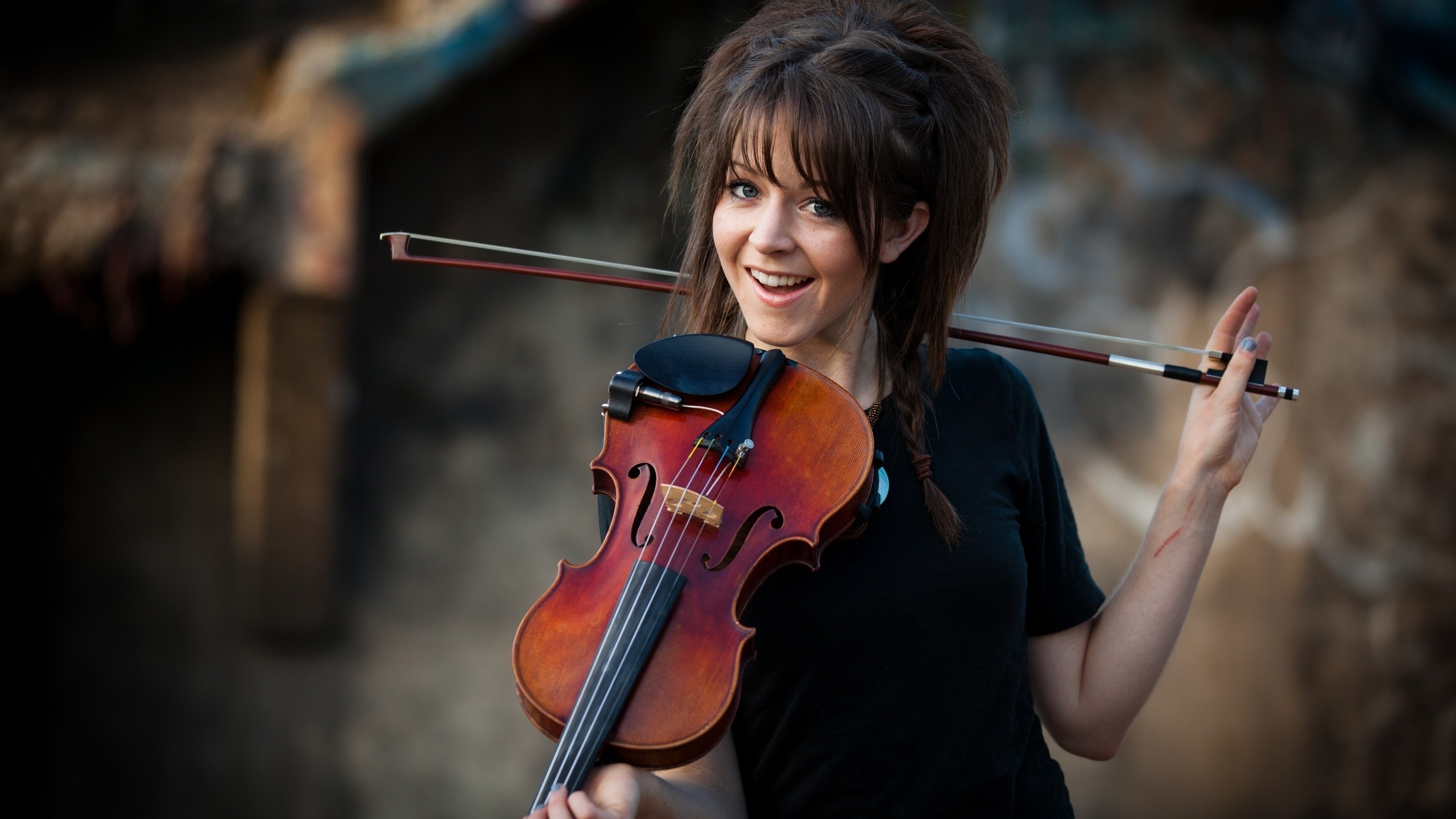 Lindsey Stirling, Violino, Sorriso, Ritratto, 2560x1440, immagine di sfondo