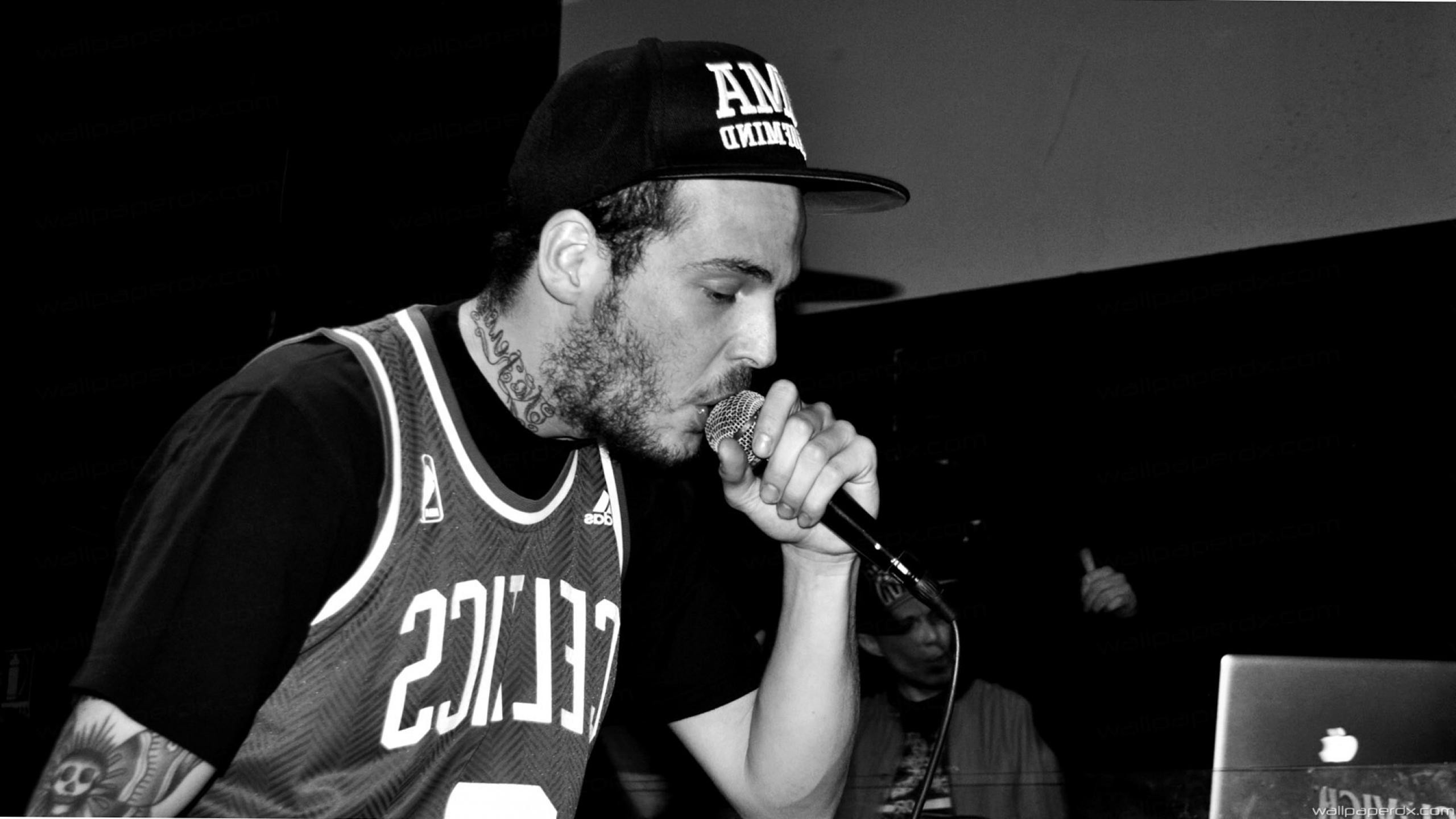 Gemitaiz, Rapper, Microfono, Canotta Celtics, Bianco e nero, 16:9 2K, sfondo widescreen