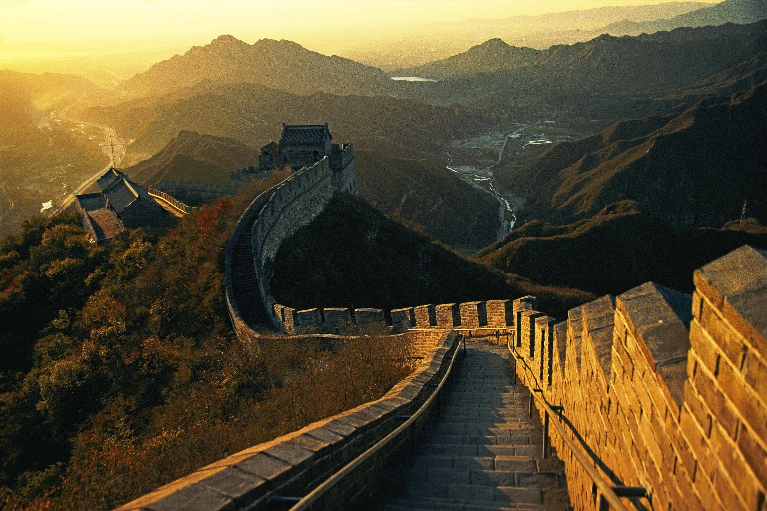 Grande Muraglia cinese, Cina, Montagne, Alba, Luce dorata, 2K, sfondo Windows 11