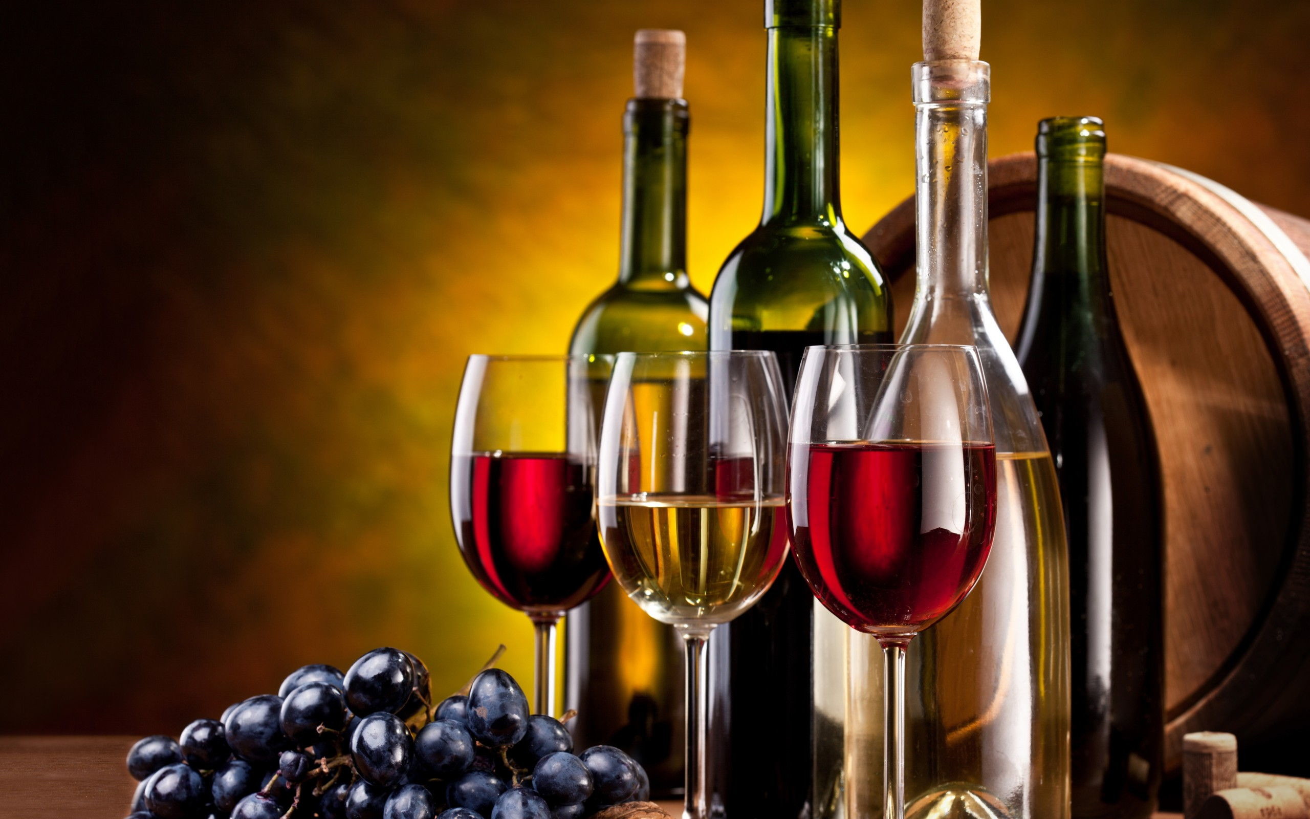 Bottiglie di vino, Calici, Vino rosso, Vino bianco, Uva nera, 2K 1600p, sfondo desktop