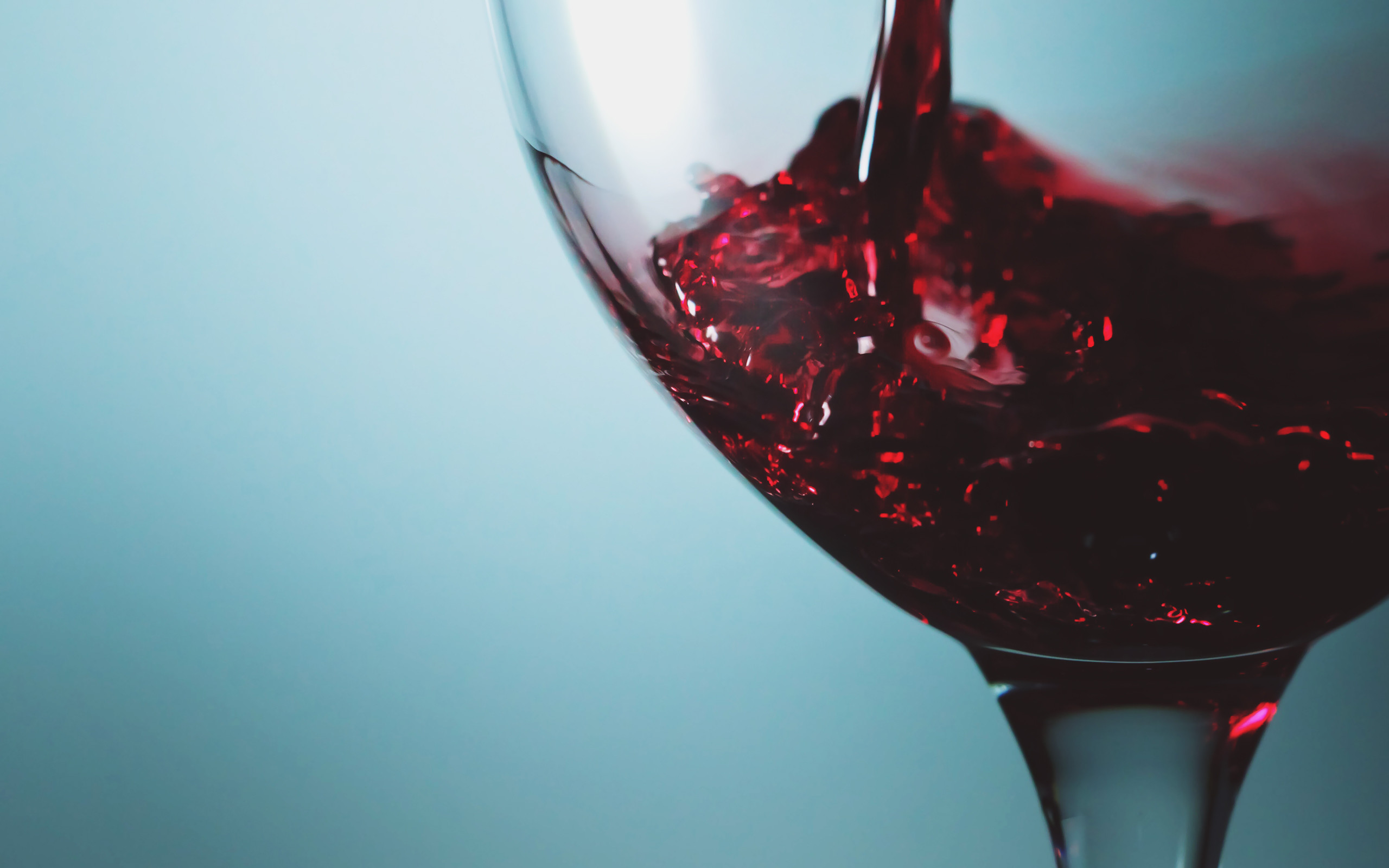 Vino rosso, Calice, Versare, Sfondo azzurro, 2K, wallpaper per computer