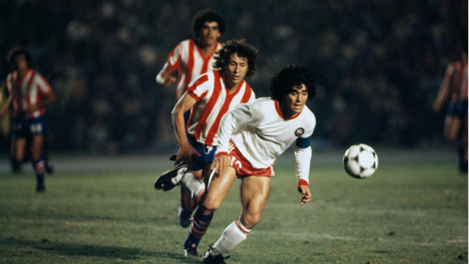 Diego Armando Maradona, Argentinos Juniors, Dribbling, Pallone, Full HD, sfondo per PC