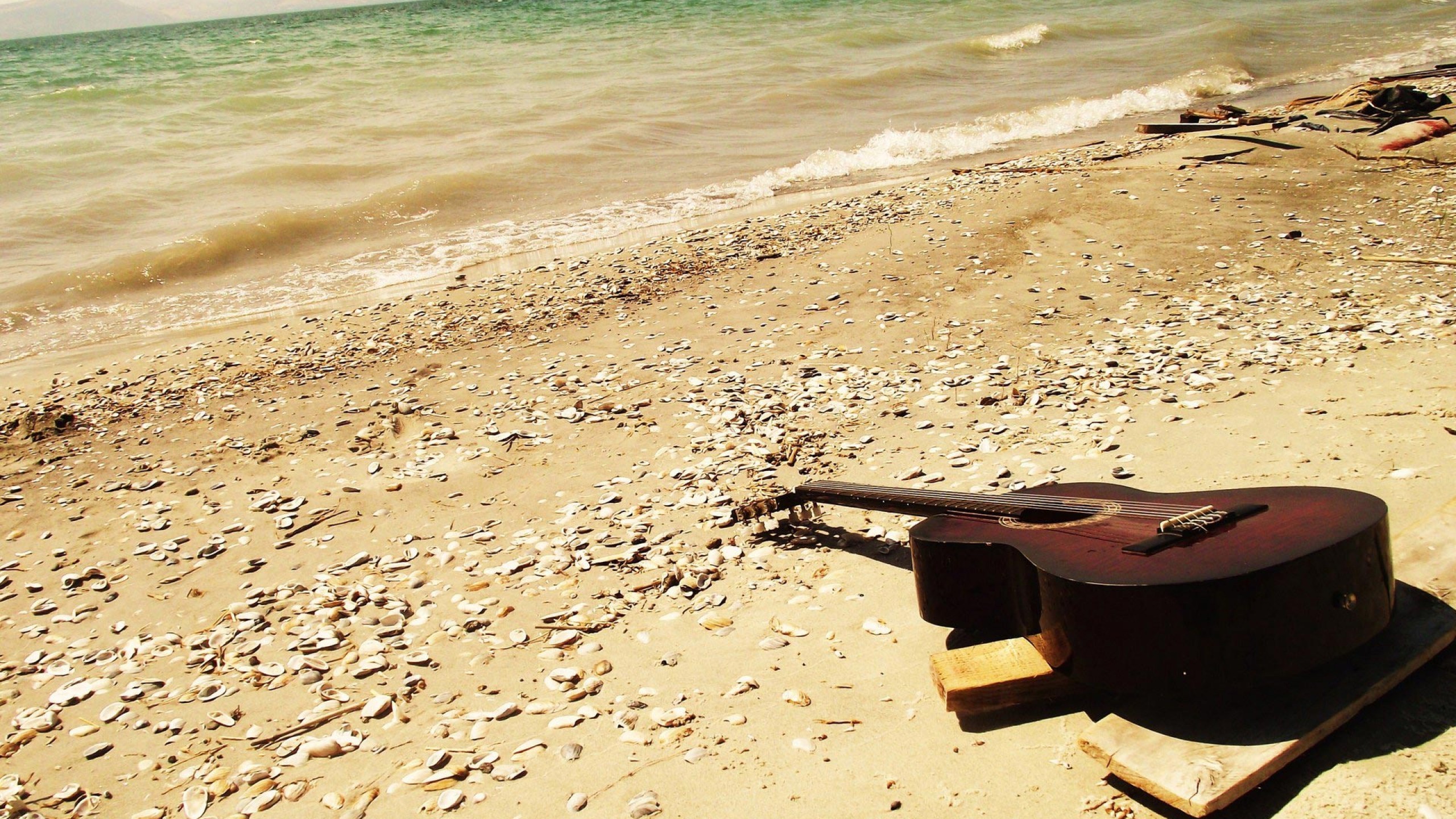 Chitarra acustica, Spiaggia, Sabbia, Mare, 2K, sfondo Windows 11
