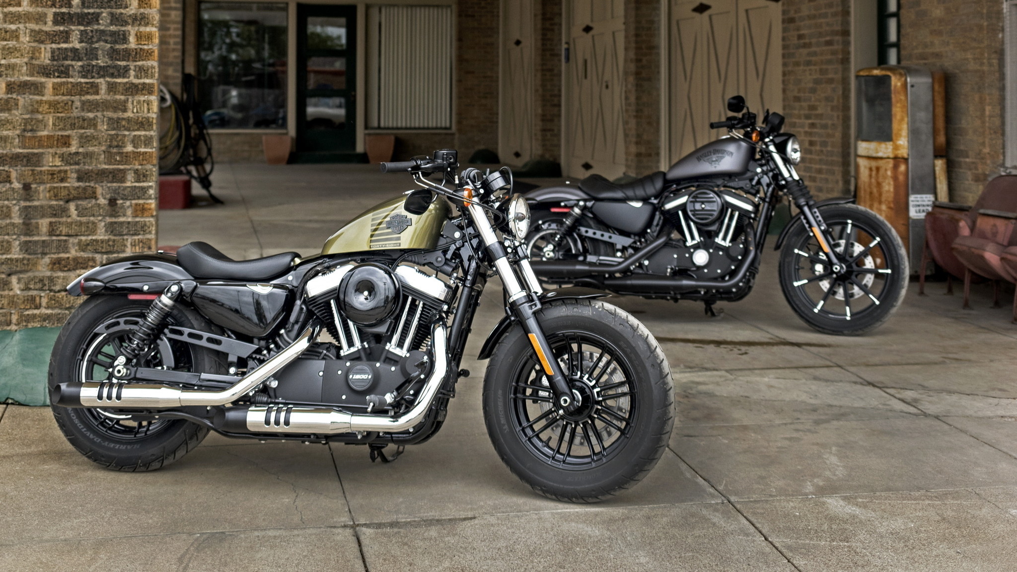 Harley-Davidson Sportster Forty-Eight, Harley-Davidson Sportster Iron 883, Harley-Davidson, Coppia di moto, Portico, wallpaper Full HD