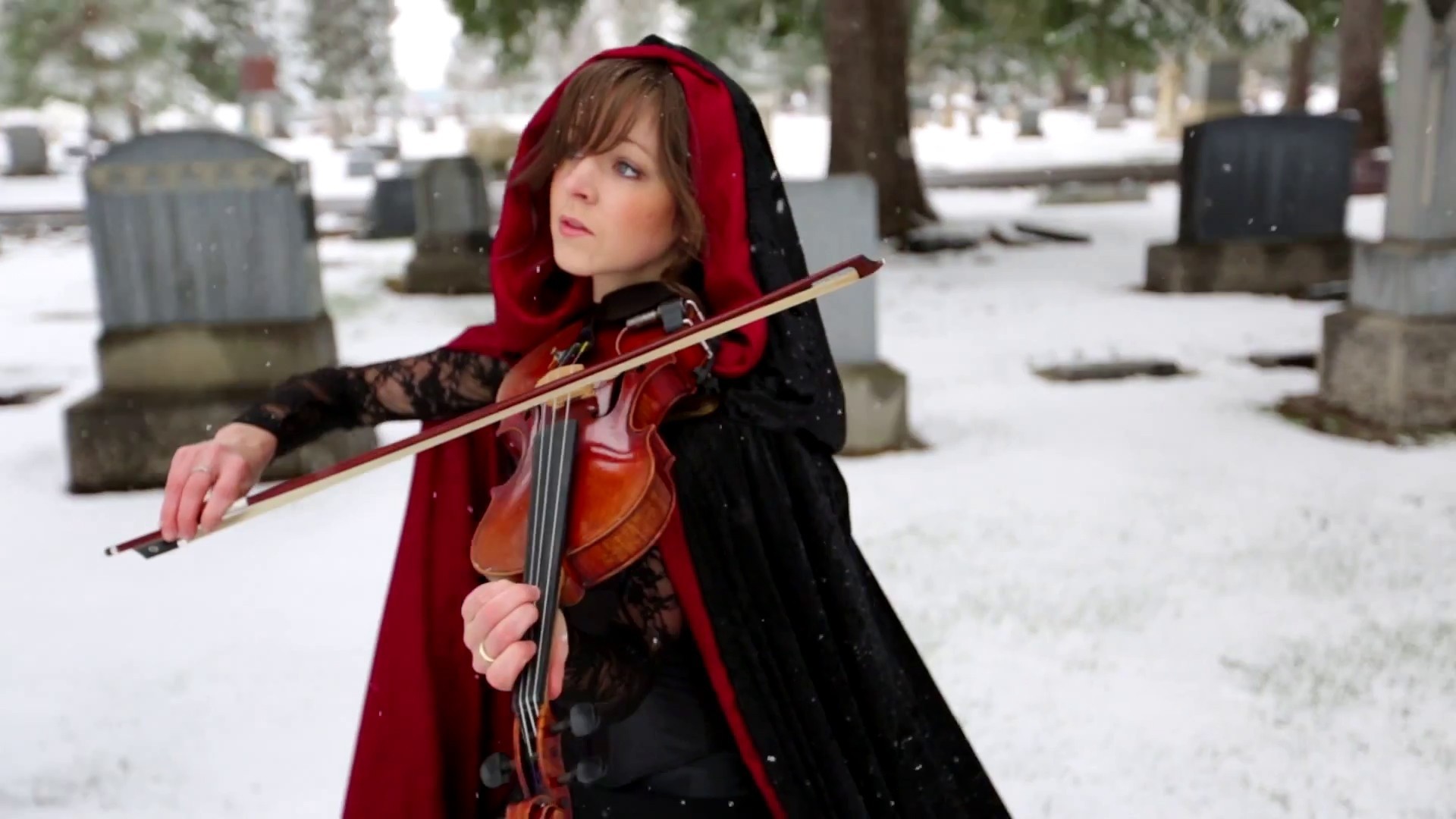Lindsey Stirling, Violino, Cappuccio rosso, Cimitero, Neve, 16:9 Full HD, wallpaper widescreen