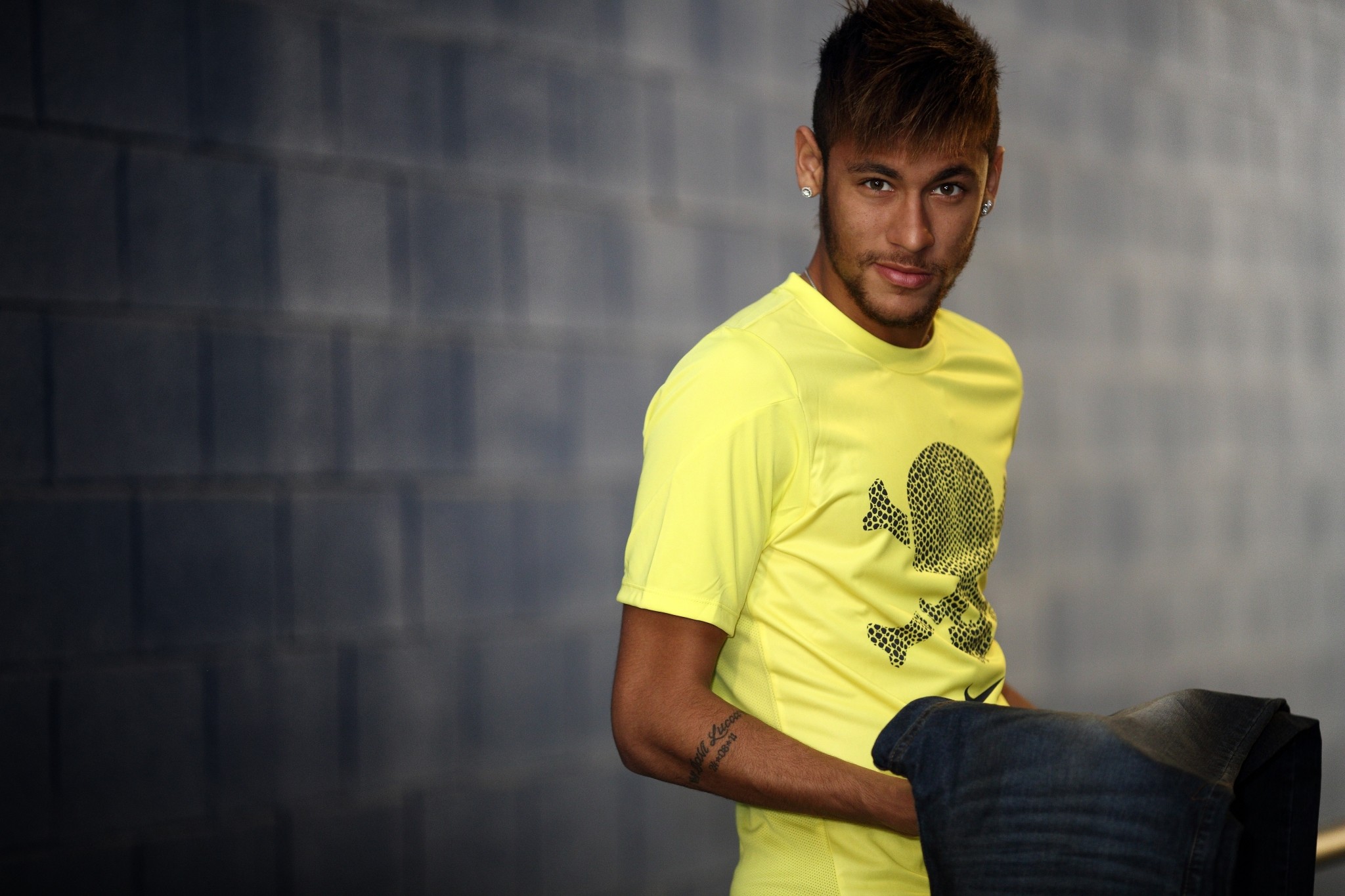 Neymar, Maglia gialla, Muro grigio, Full HD, sfondo desktop