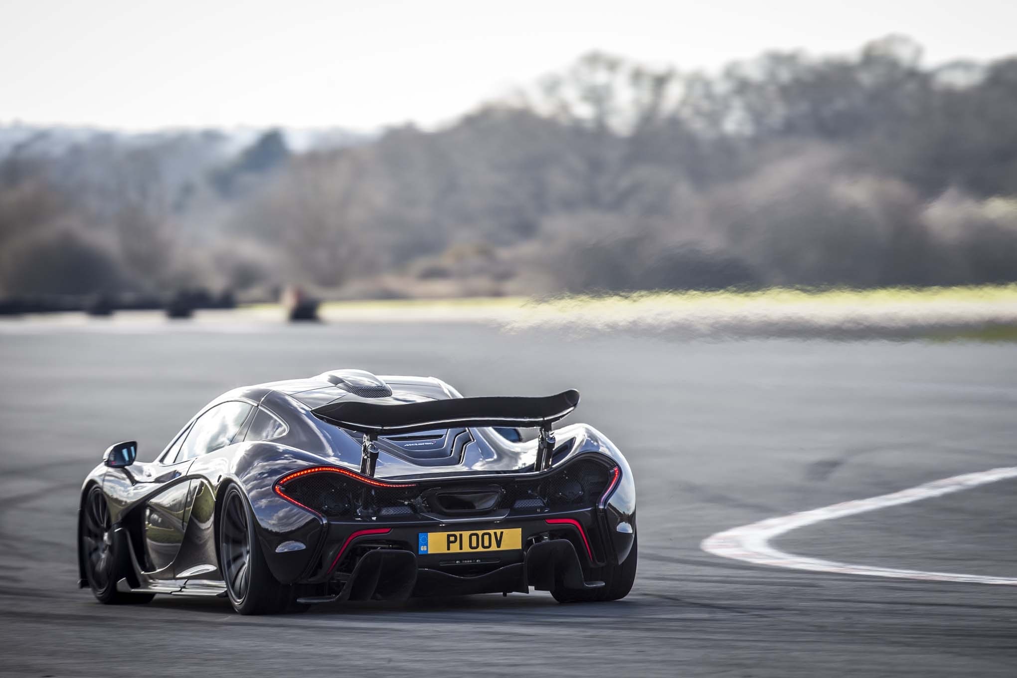 McLaren P1, Vista posteriore, Pista, Nero, Full HD, wallpaper desktop