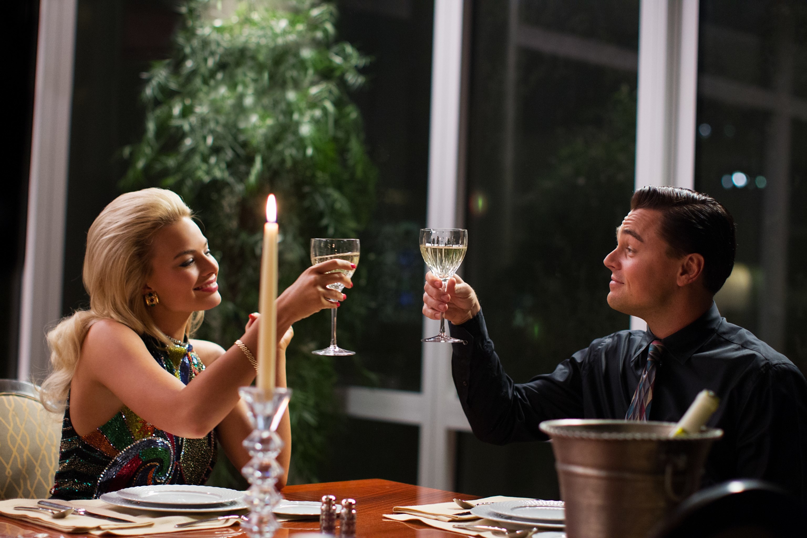 Margot Robbie, Leonardo DiCaprio, The Wolf of Wall Street, Cena a lume di candela, Brindisi, wallpaper 2K