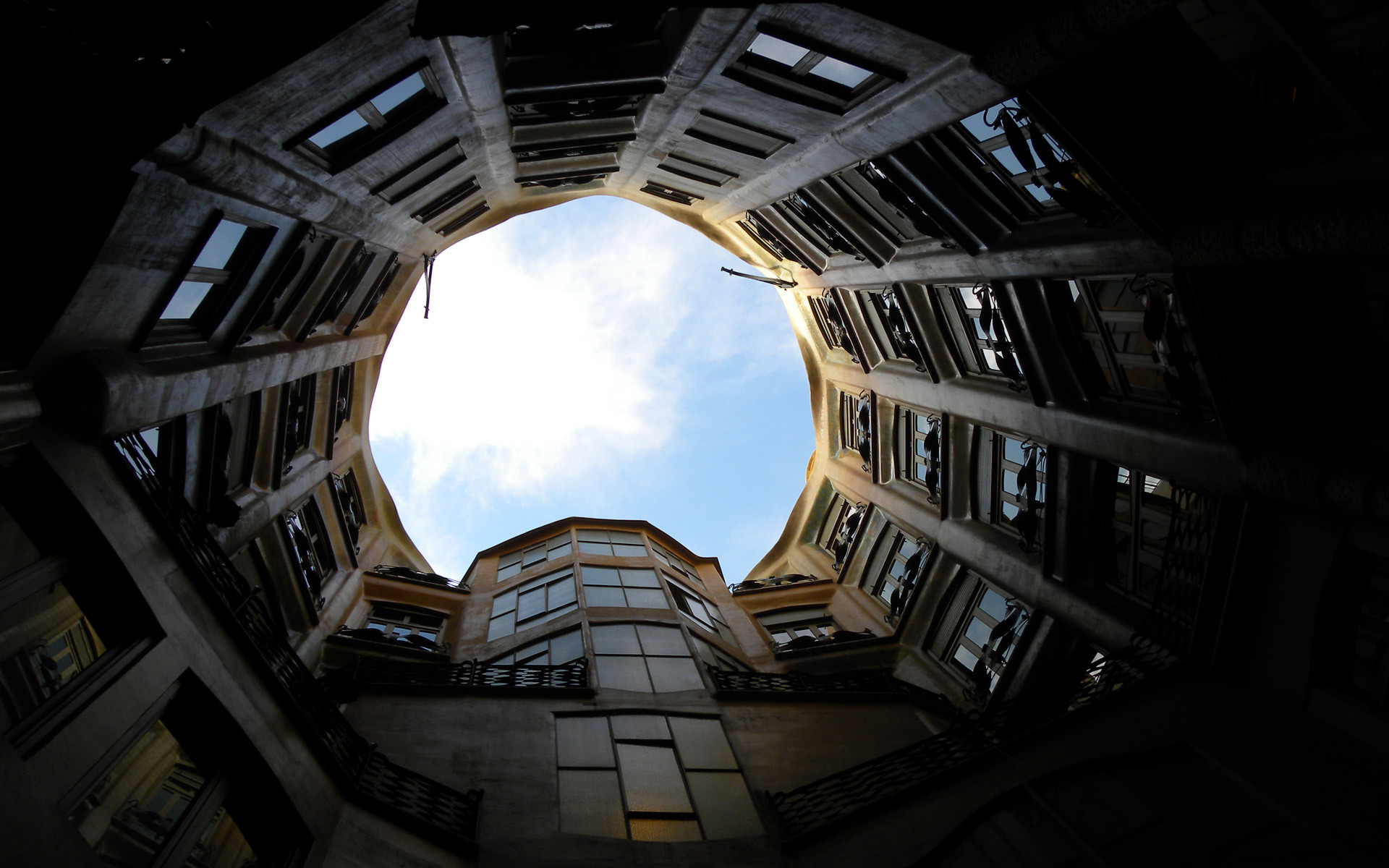 Casa Milà, La Pedrera, Antoni Gaudí, Barcellona, Cortile interno, Vista dal basso, Cielo azzurro, sfondo per PC