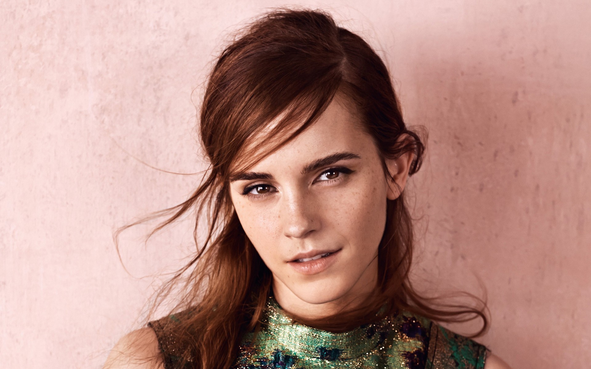 Emma Watson, Lentiggini, Sfondo rosa, 1920x1200, wallpaper desktop